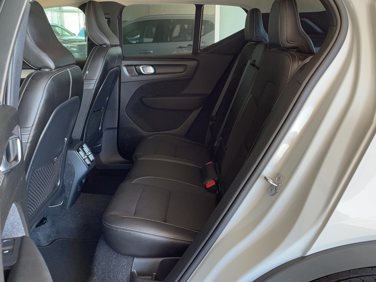 VOLVO XC40 2.0 D3 Momentum-image-9