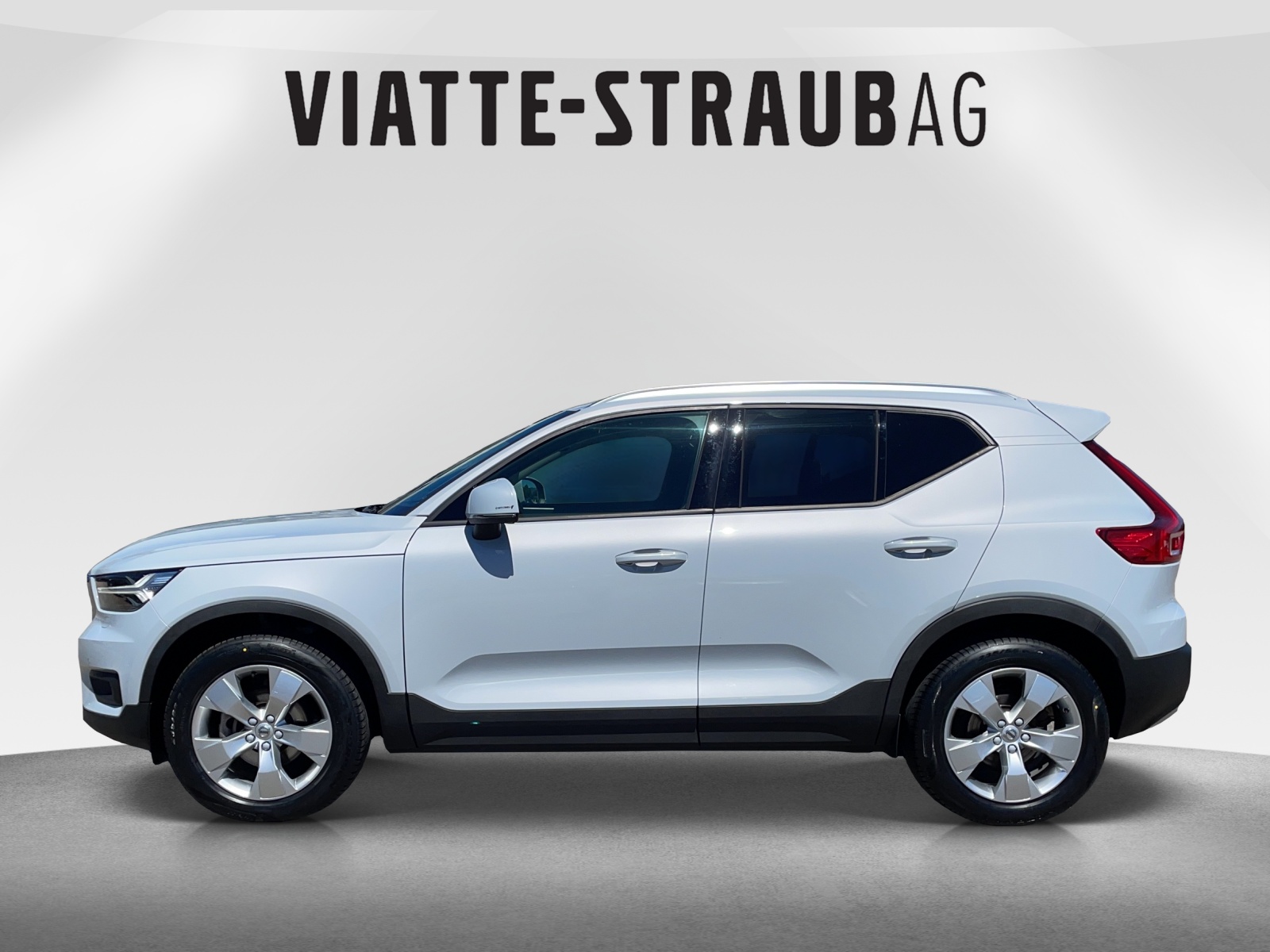 VOLVO XC40 2.0 D3 Momentum-showroom-element-1