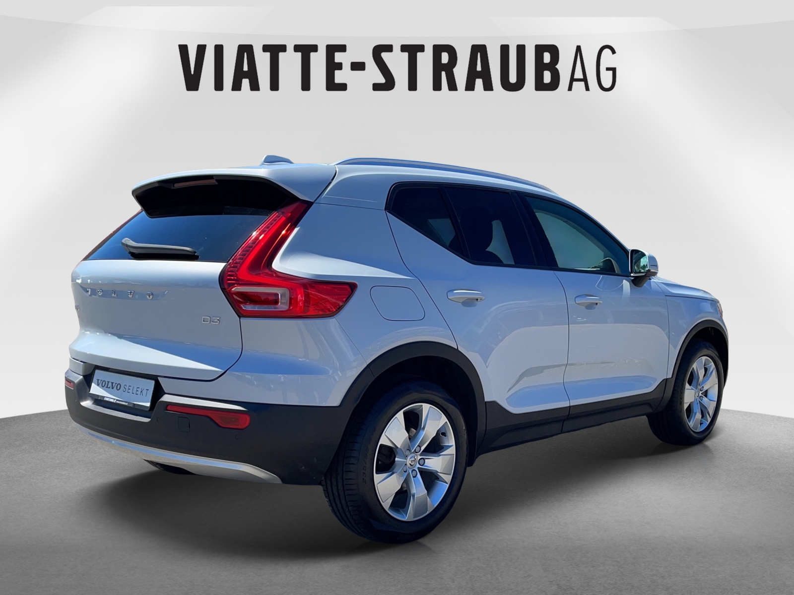 VOLVO XC40 2.0 D3 Momentum-image-4