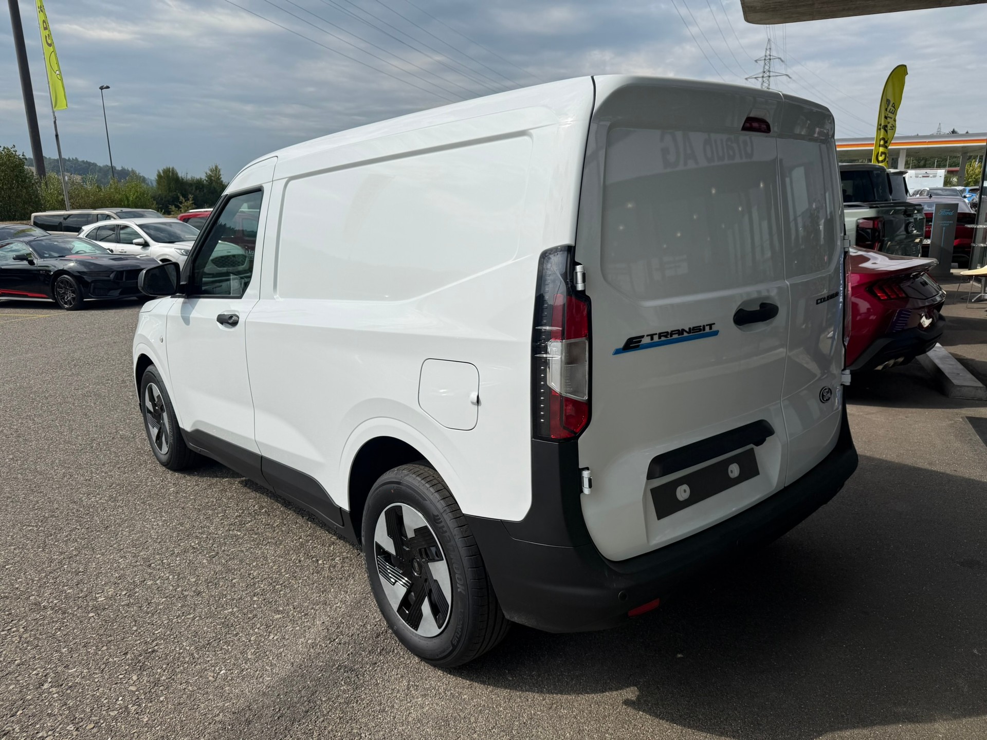 FORD E-Transit Courier Van Trend 43,5kWh-image-4