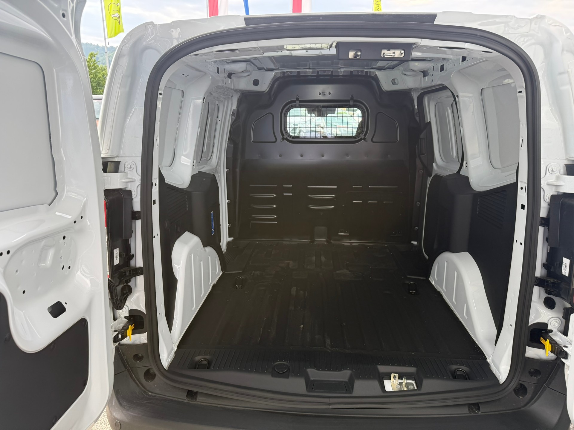 FORD E-Transit Courier Van Trend 43,5kWh-image-6