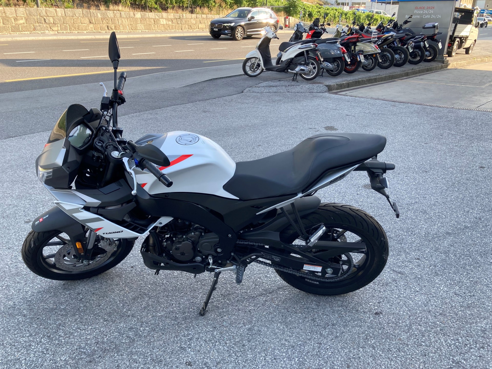 APRILIA Tuono 125-showroom-element-2