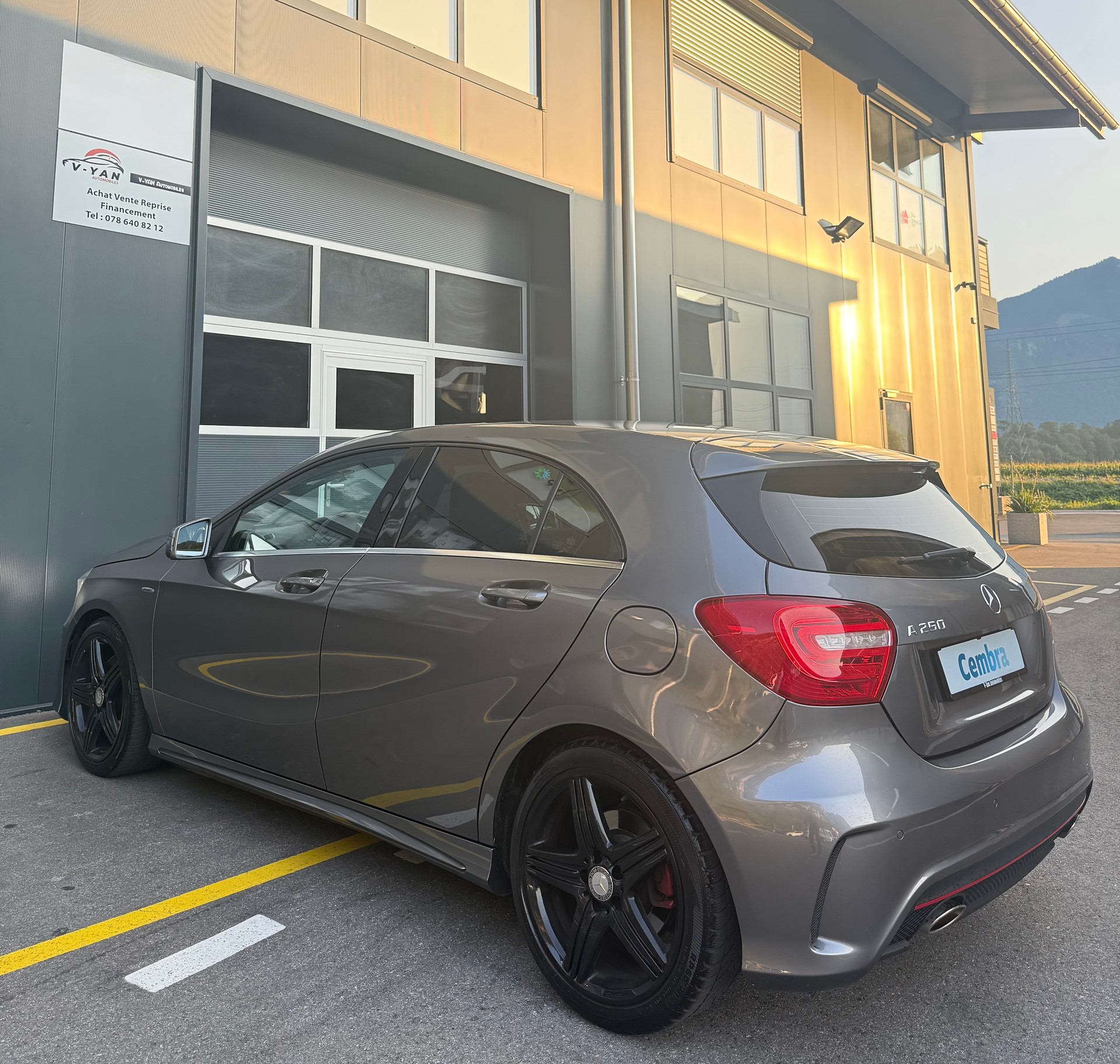 MERCEDES-BENZ A 250 Sport Amg-Line 7G-DCT-image-4