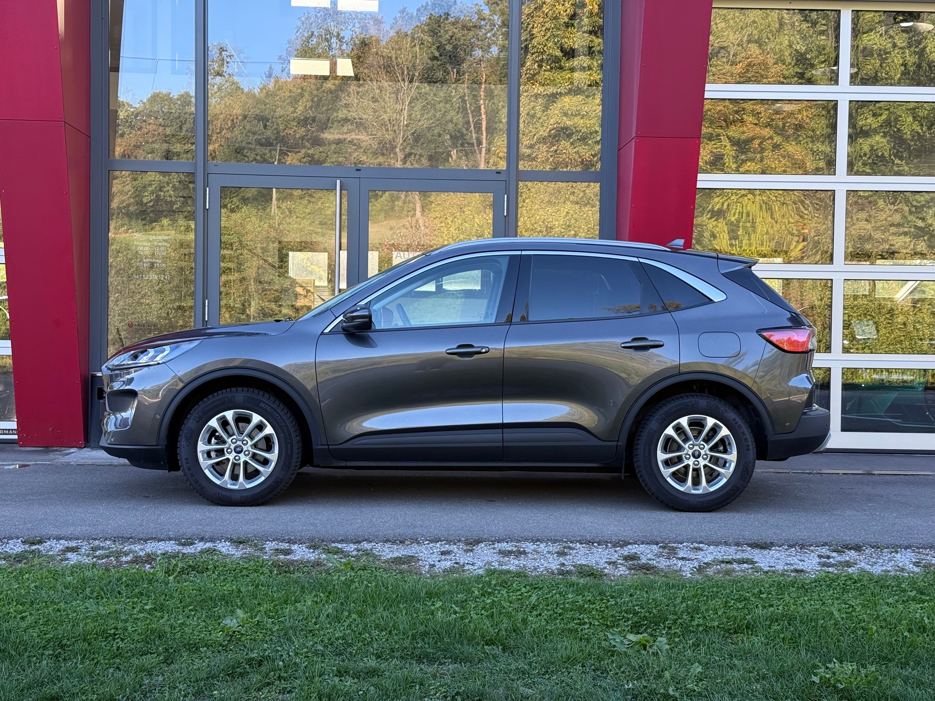 FORD Kuga 2.5 FHEV Titanium X 4WD LEASING AB 272.95 CHF / MONAT-image-1