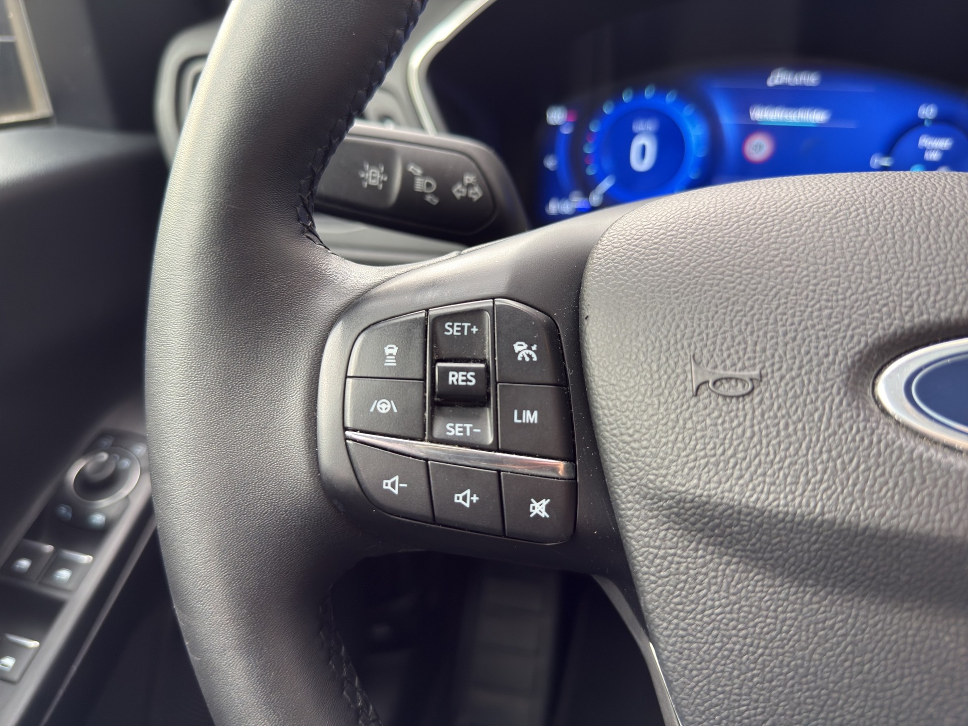 FORD Kuga 2.5 FHEV Titanium X 4WD-image-16