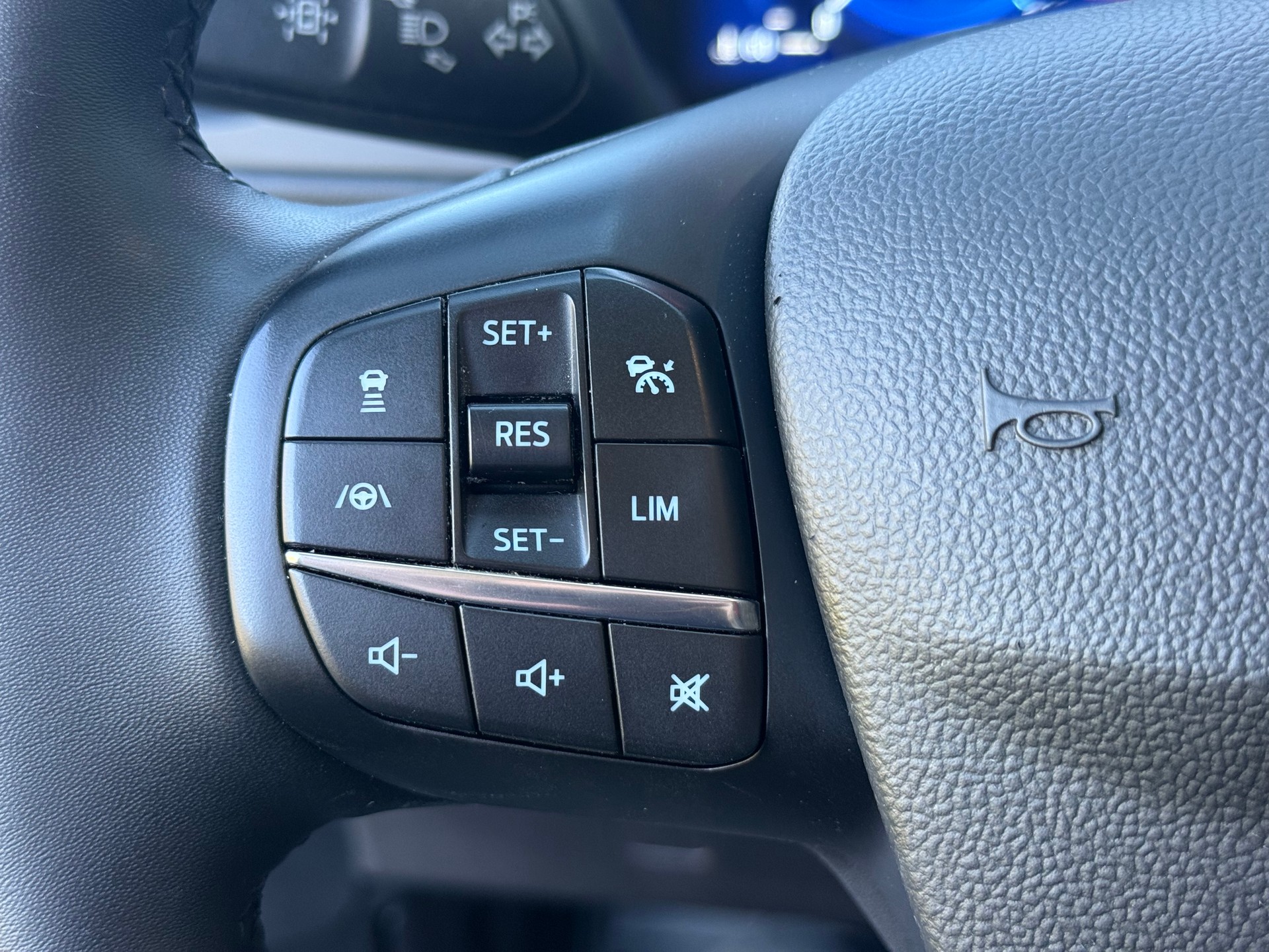 FORD Kuga 2.5 FHEV Titanium X 4WD LEASING AB 272.95 CHF / MONAT-image-16