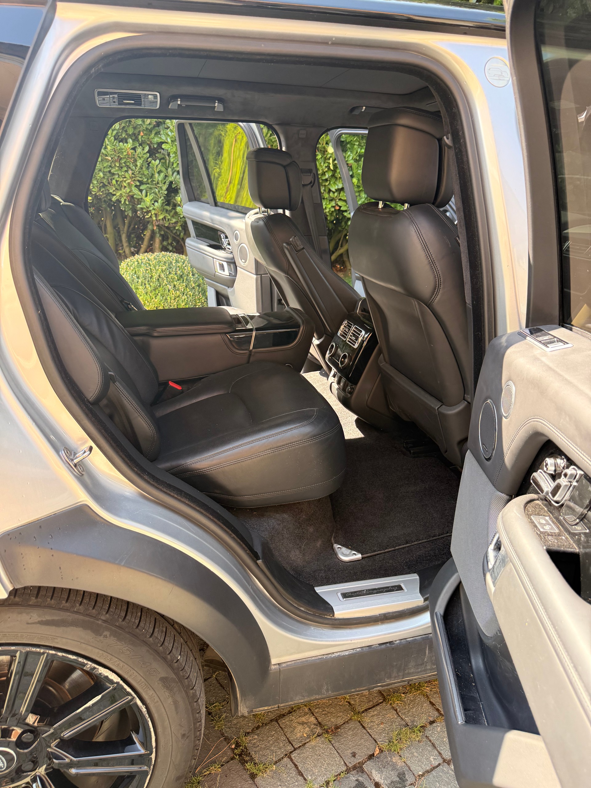 LAND ROVER 2.0 P400e Autobiography-image-3