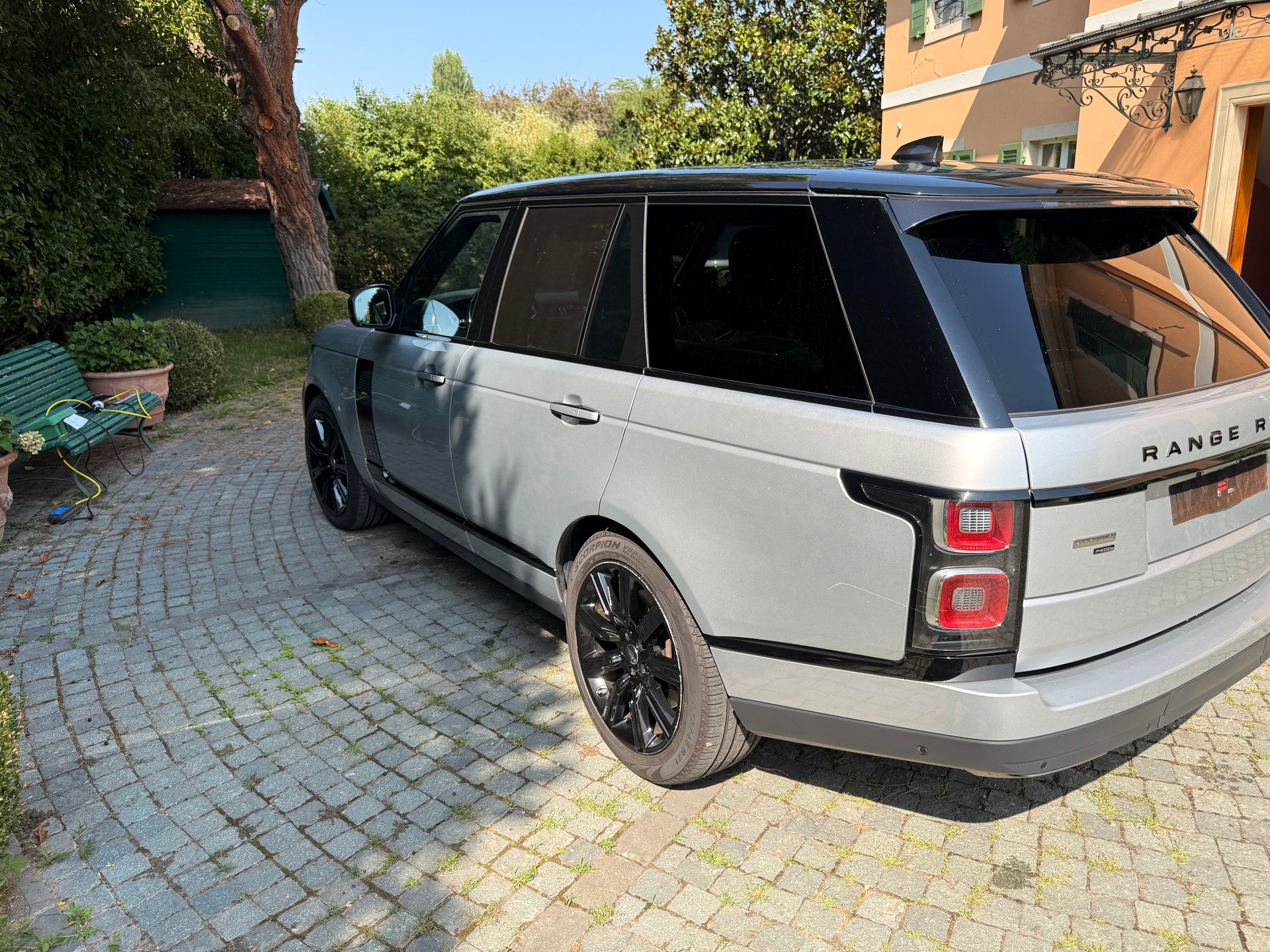 LAND ROVER 2.0 P400e Autobiography-image-2