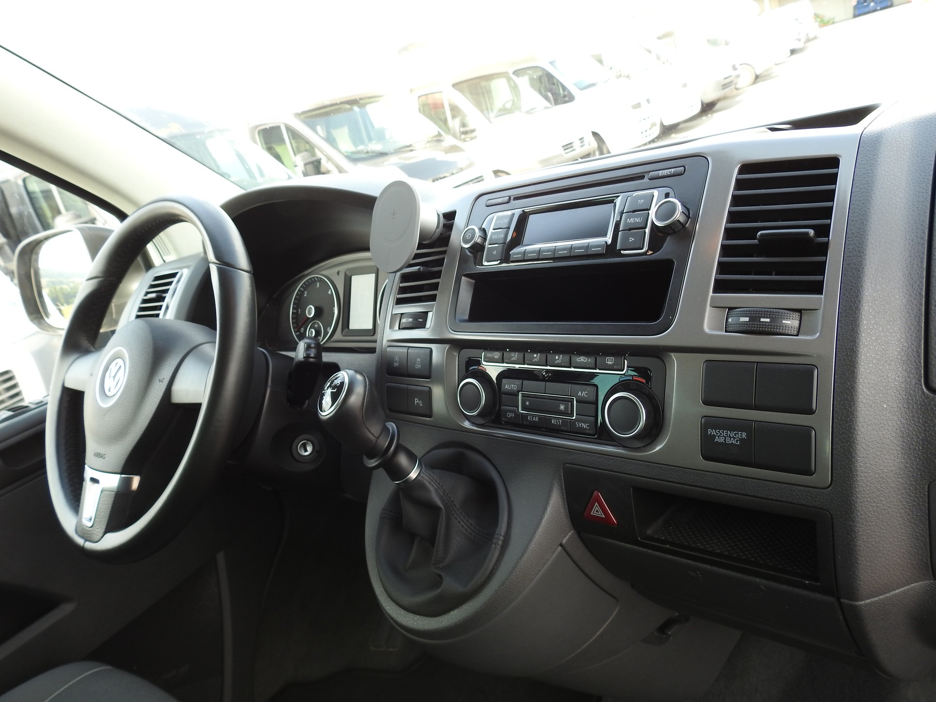 VW T5 California 2.0 TDI Beach Travel-image-12