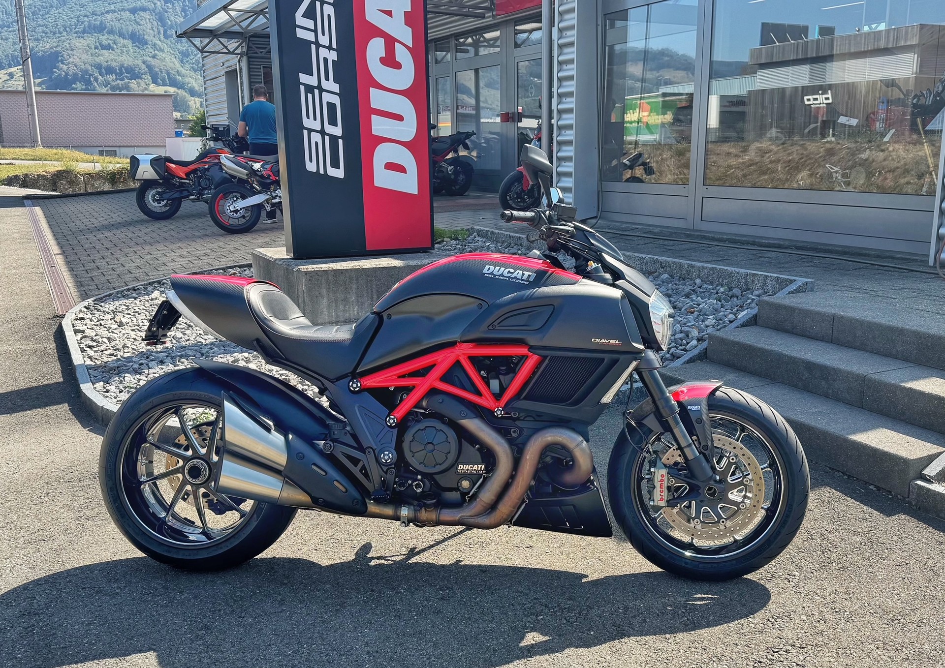 DUCATI Diavel 1200 Carbon red-image-3