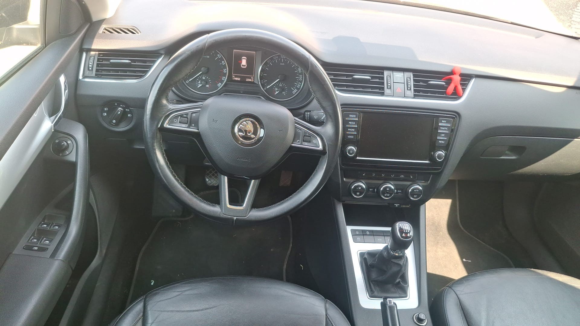 SKODA Octavia Combi 2.0 TDI Elegance 4x4-image-2