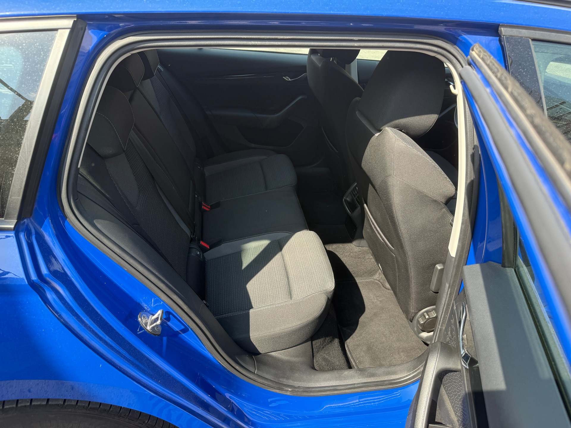 SKODA Octavia Combi 2.0 TDI DSG Ambition-image-8