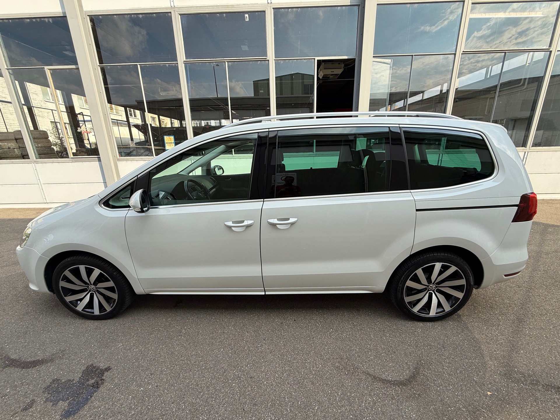 VW Sharan 2.0 TDI BMT Highline DSG *Standheizung *Frisch ab MFK *Elekt.Heckklappe + Schiebetüren *Rückfahrkamera *Keyless Start/Go-image-6