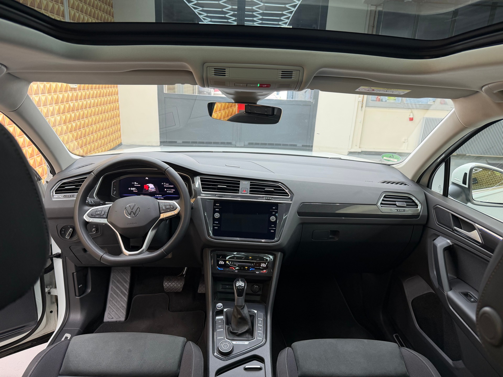 VW Tiguan 2.0 TDI SCR Elegance 4Motion DSG-image-8