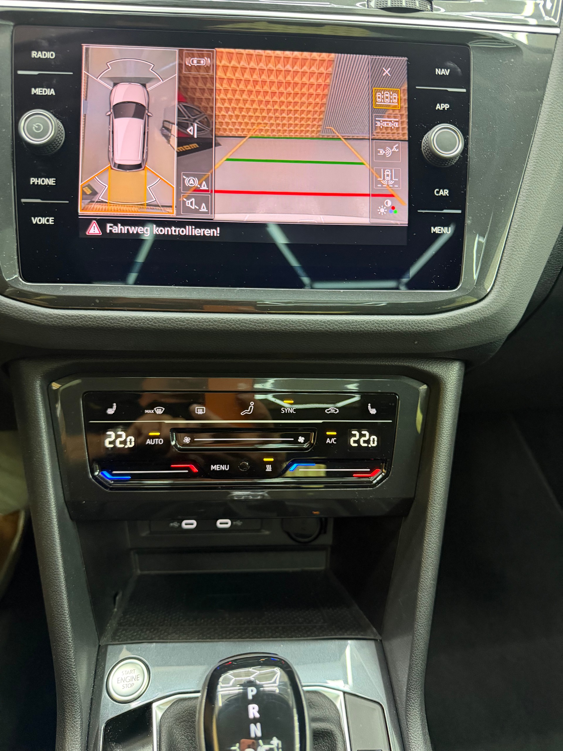 VW Tiguan 2.0 TDI SCR Elegance 4Motion DSG-image-10