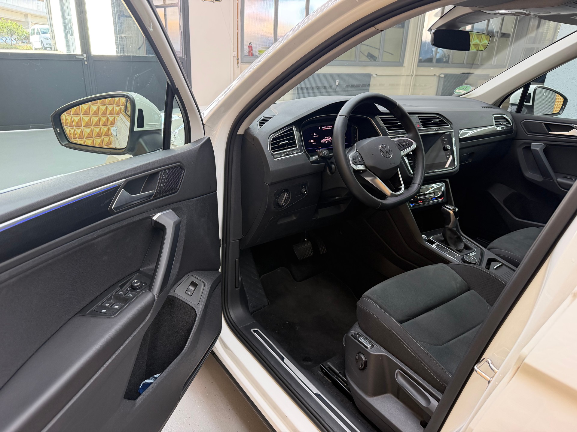 VW Tiguan 2.0 TDI SCR Elegance 4Motion DSG-image-7