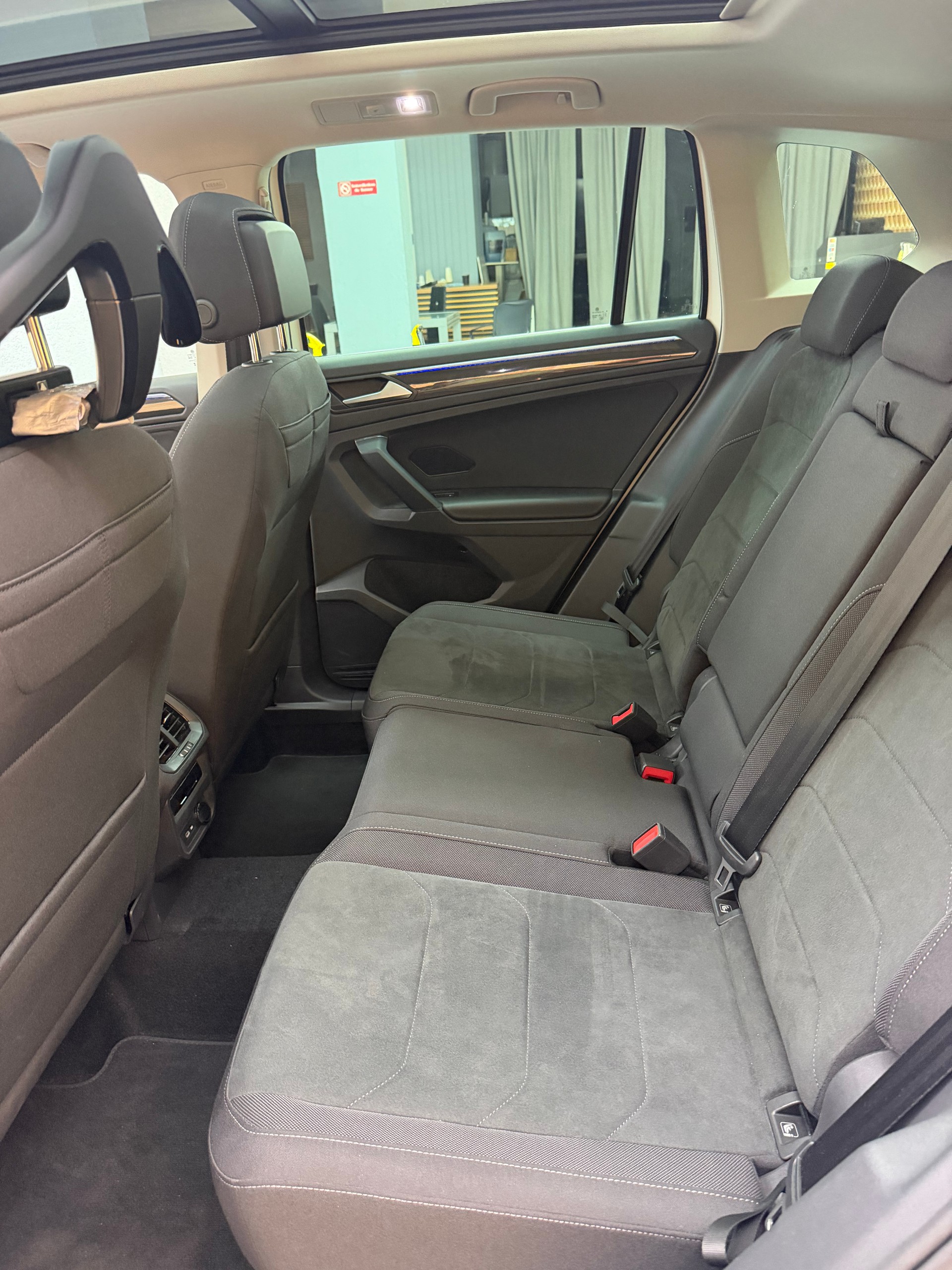VW Tiguan 2.0 TDI SCR Elegance 4Motion DSG-image-11