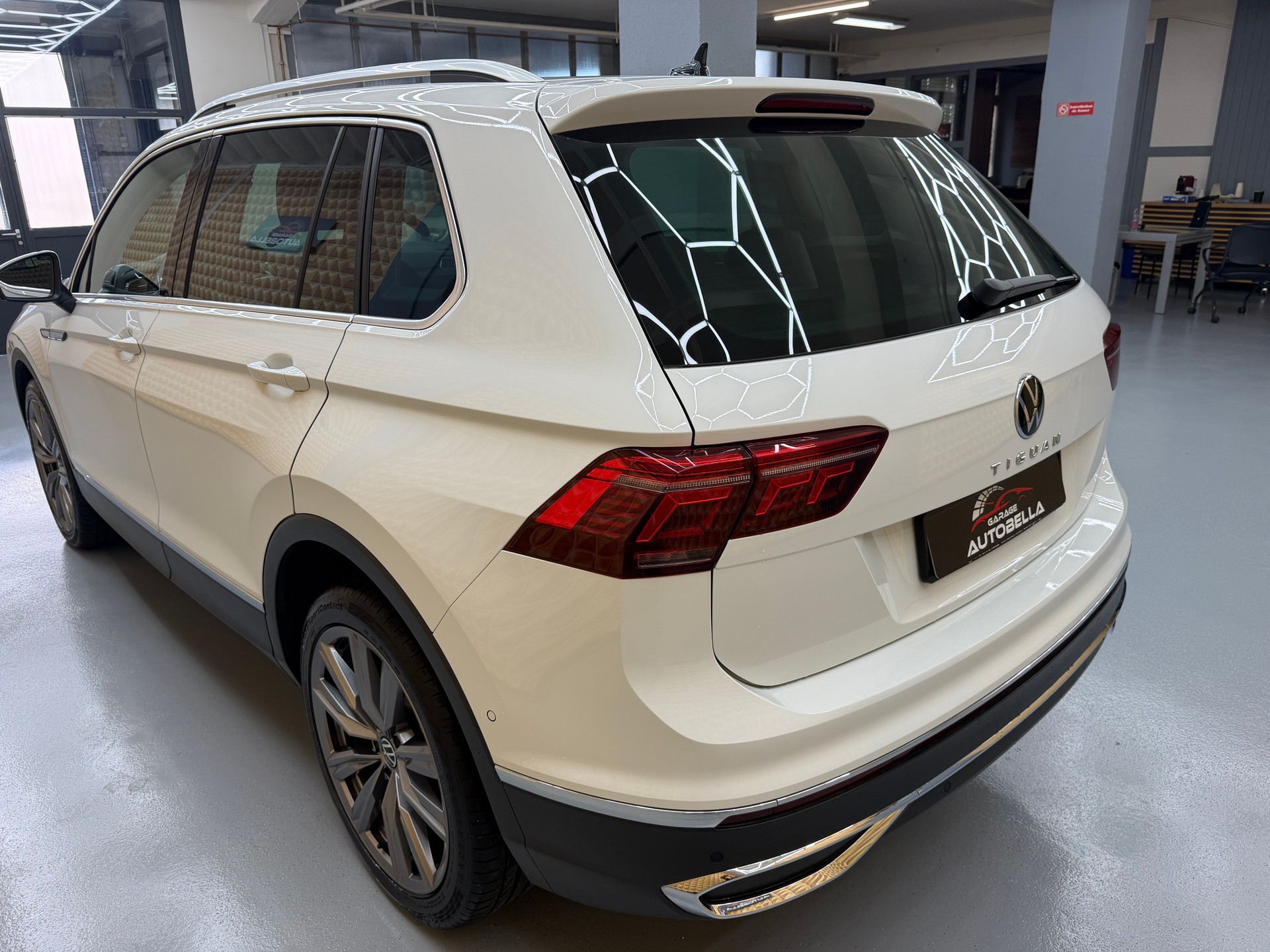 VW Tiguan 2.0 TDI SCR Elegance 4Motion DSG-image-5