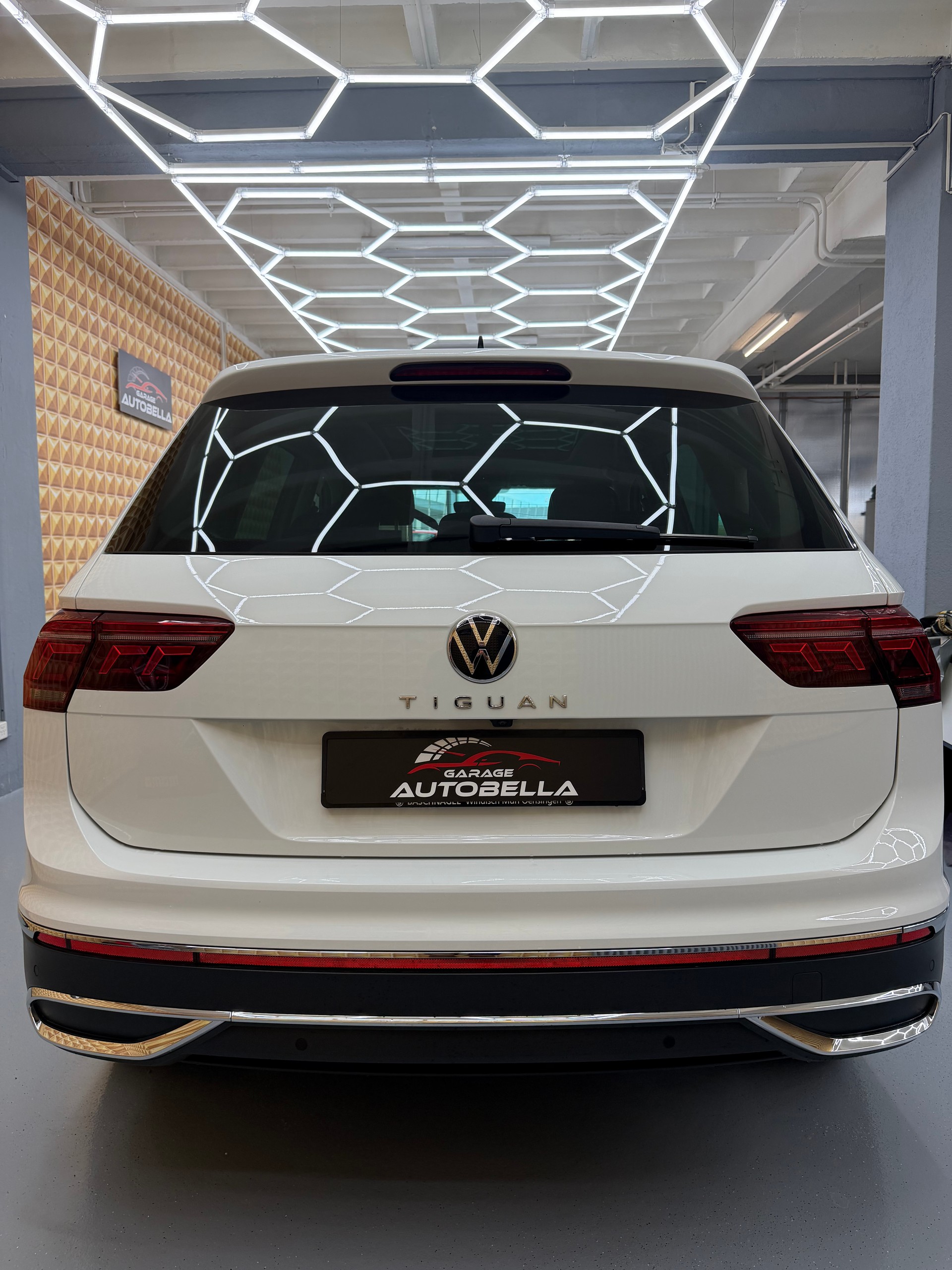 VW Tiguan 2.0 TDI SCR Elegance 4Motion DSG-image-4