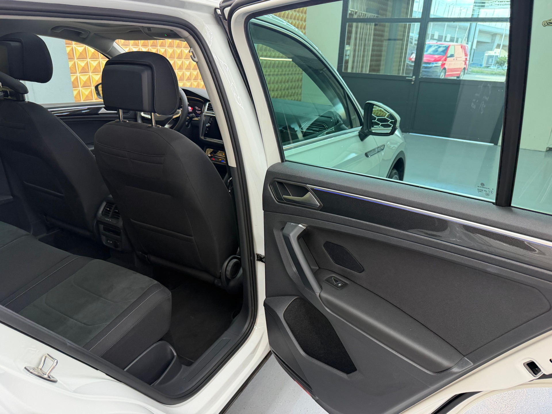 VW Tiguan 2.0 TDI SCR Elegance 4Motion DSG-image-13