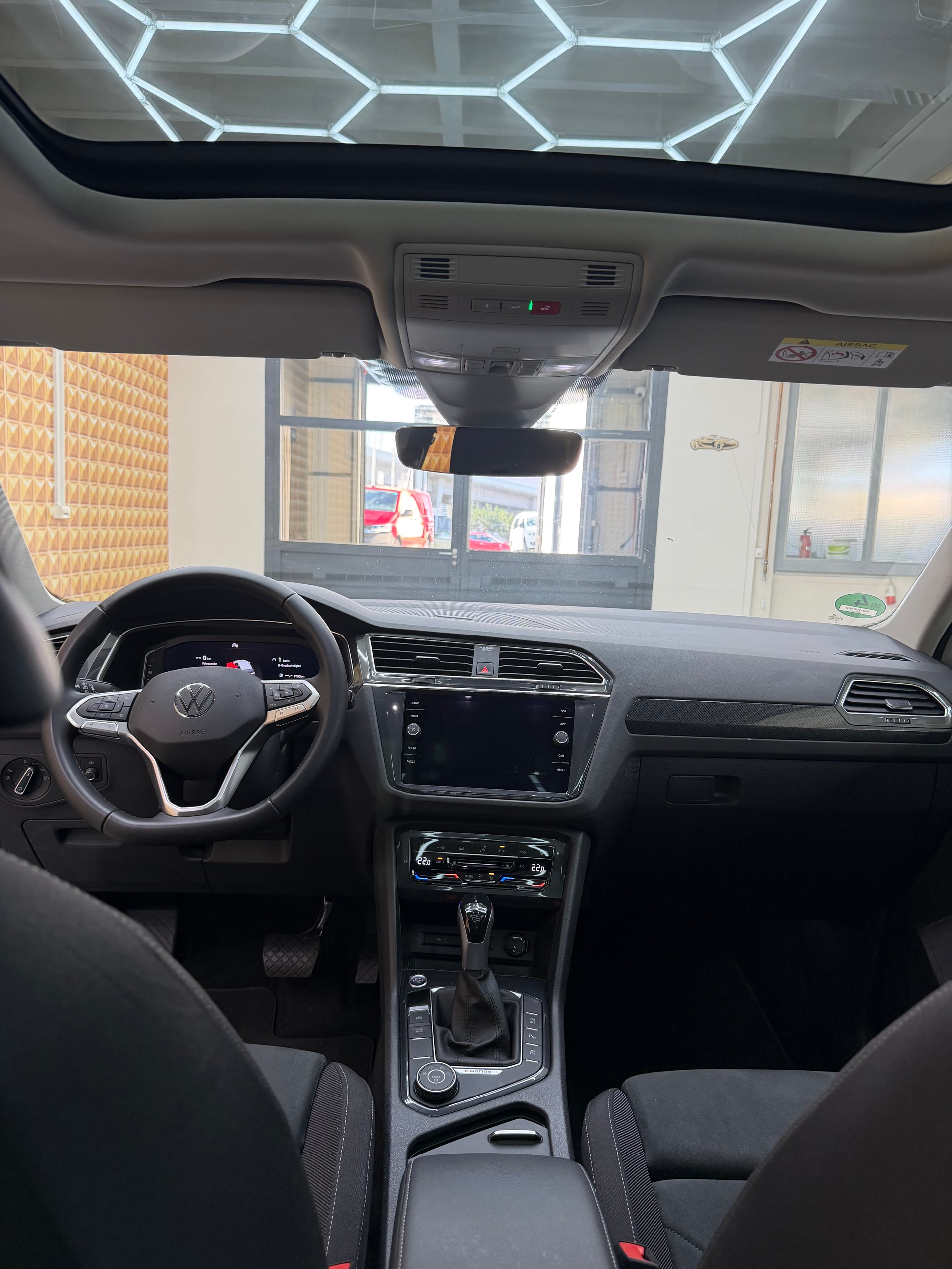 VW Tiguan 2.0 TDI SCR Elegance 4Motion DSG-image-9
