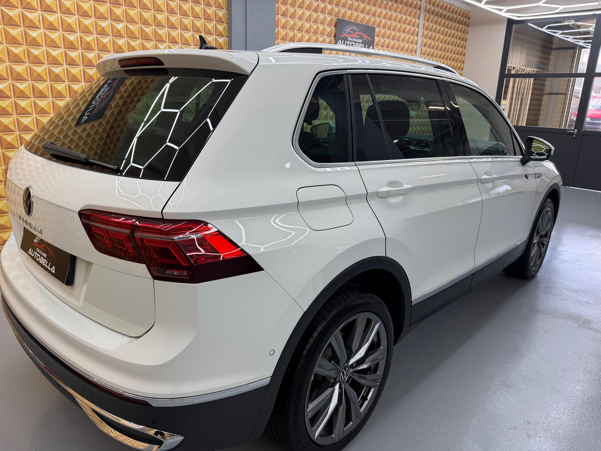 VW Tiguan 2.0 TDI SCR Elegance 4Motion DSG-image-3