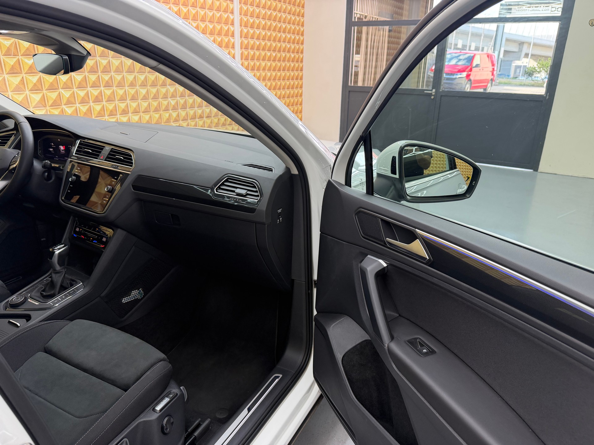 VW Tiguan 2.0 TDI SCR Elegance 4Motion DSG-image-12