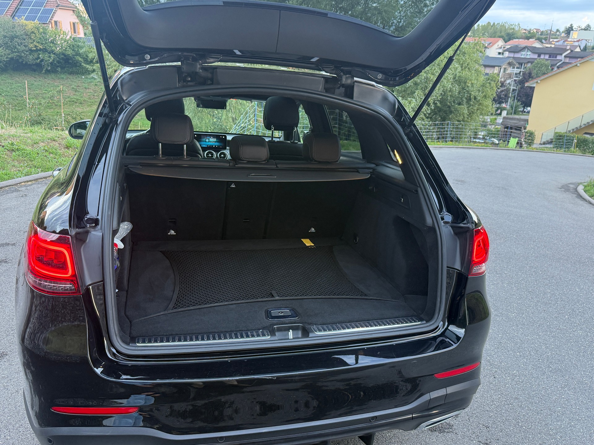 MERCEDES-BENZ GLC 300 d AMG Line 4Matic 9G-Tronic-image-10