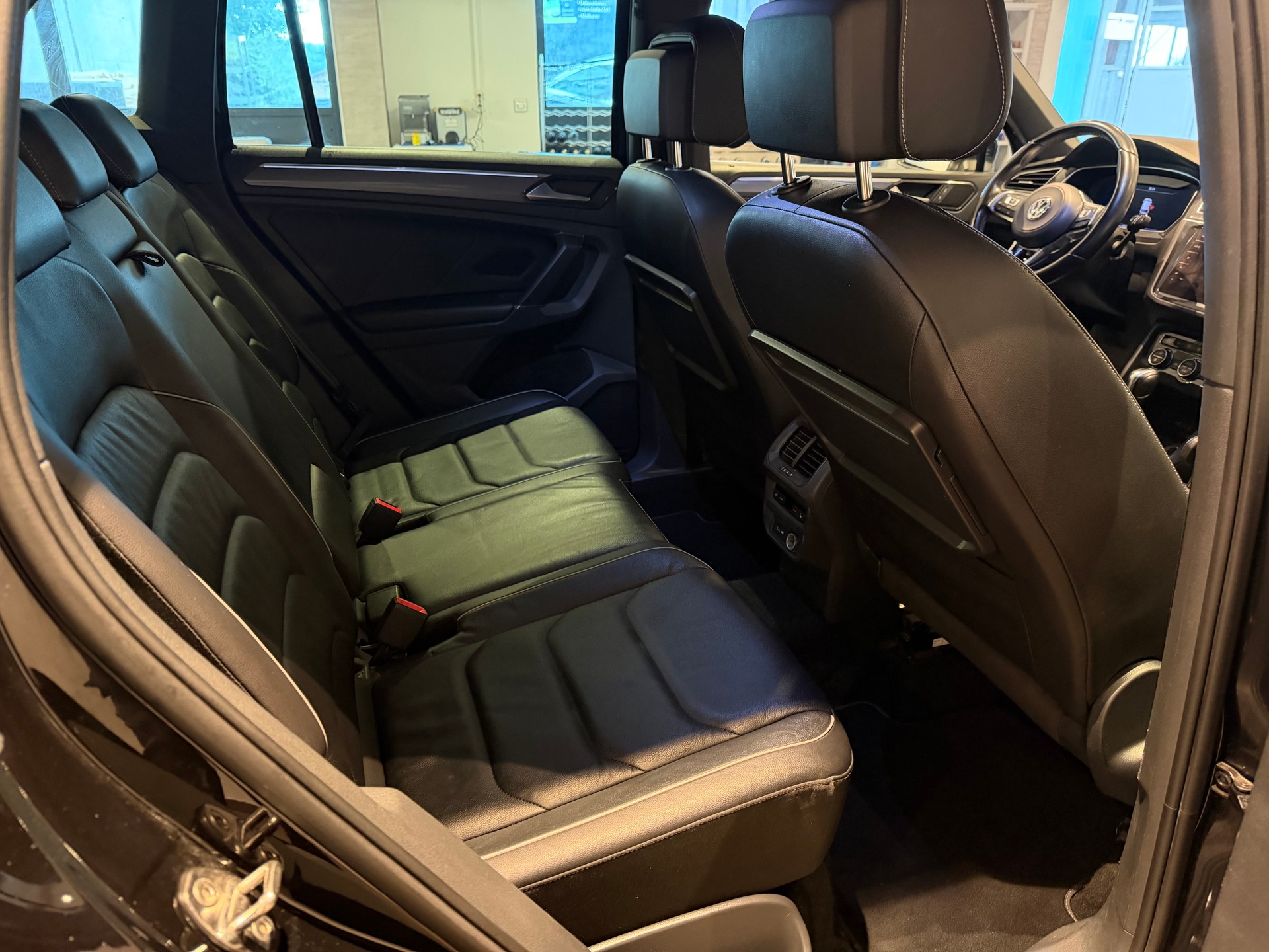 VW Tiguan 2.0 TDI SCR R-Line-image-12