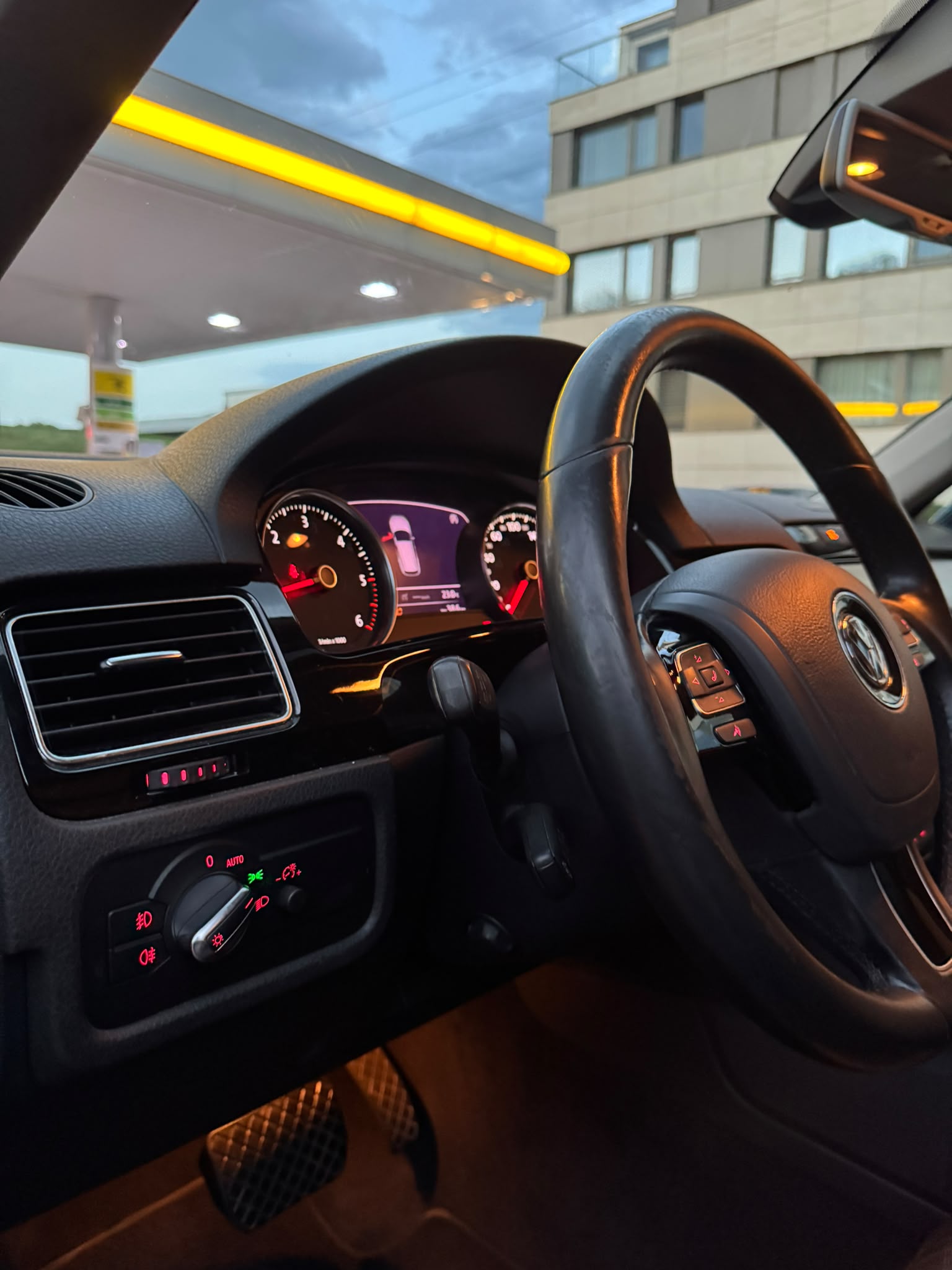 VW Touareg 3.0 TDI BlueMotion Technology Tiptronic-image-16