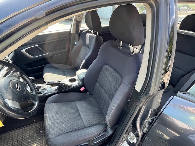 SUBARU Legacy 2.0R AWD Swiss-image-9
