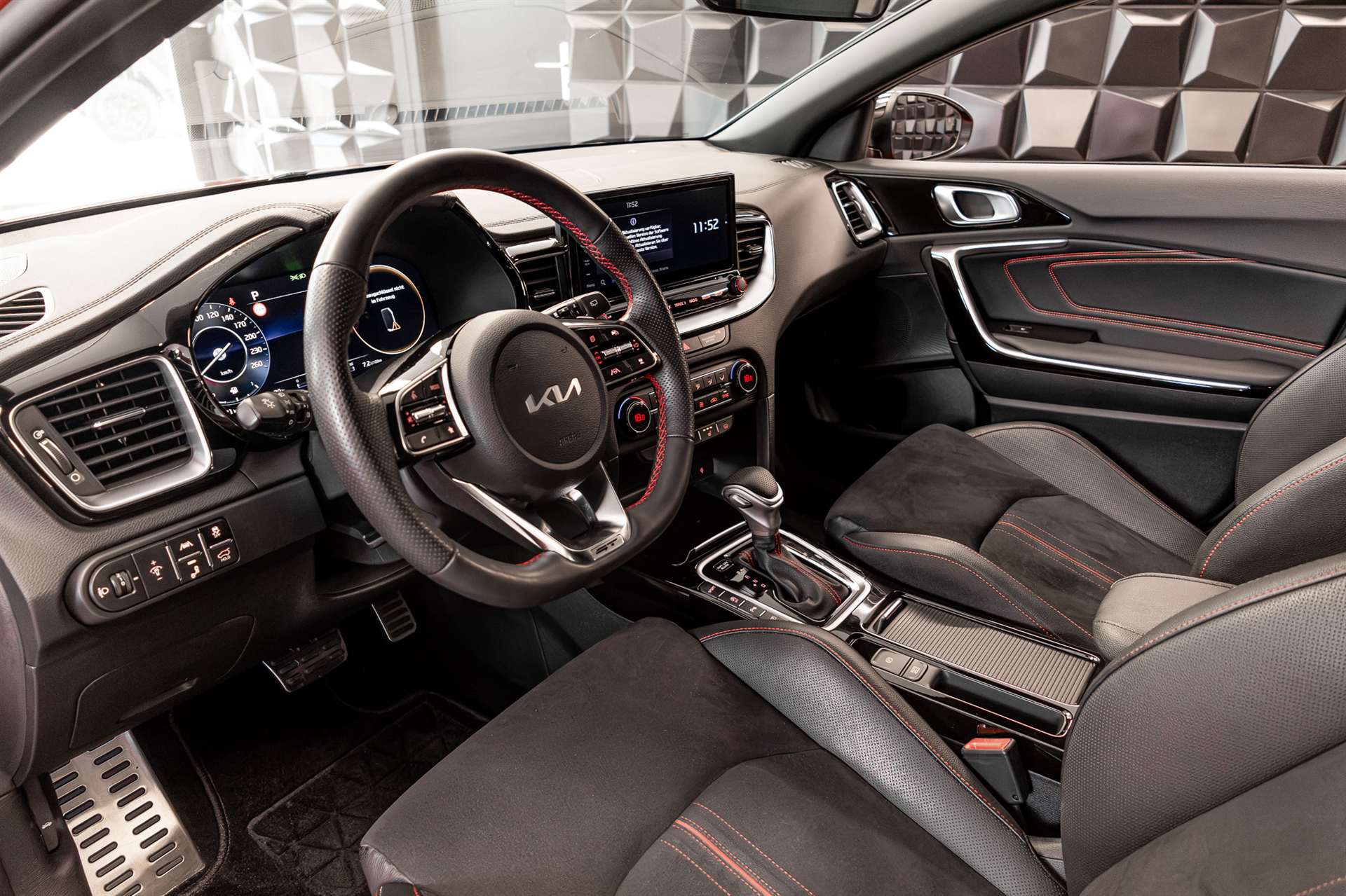 KIA ProCeed 1.6 T-GDi GT DCT-image-11