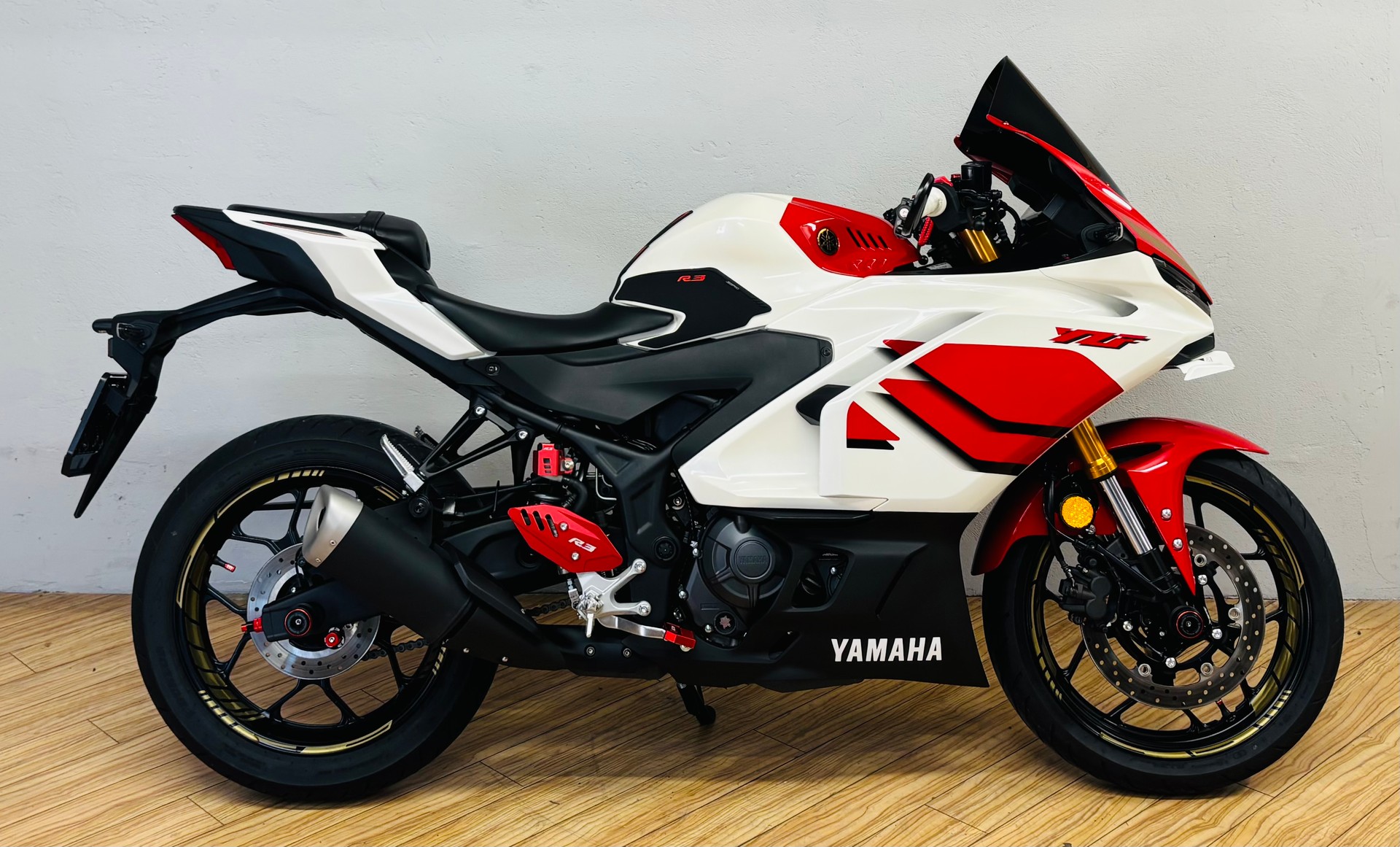 YAMAHA YZF-R3 ABS 70th Anniversary-showroom-element-1