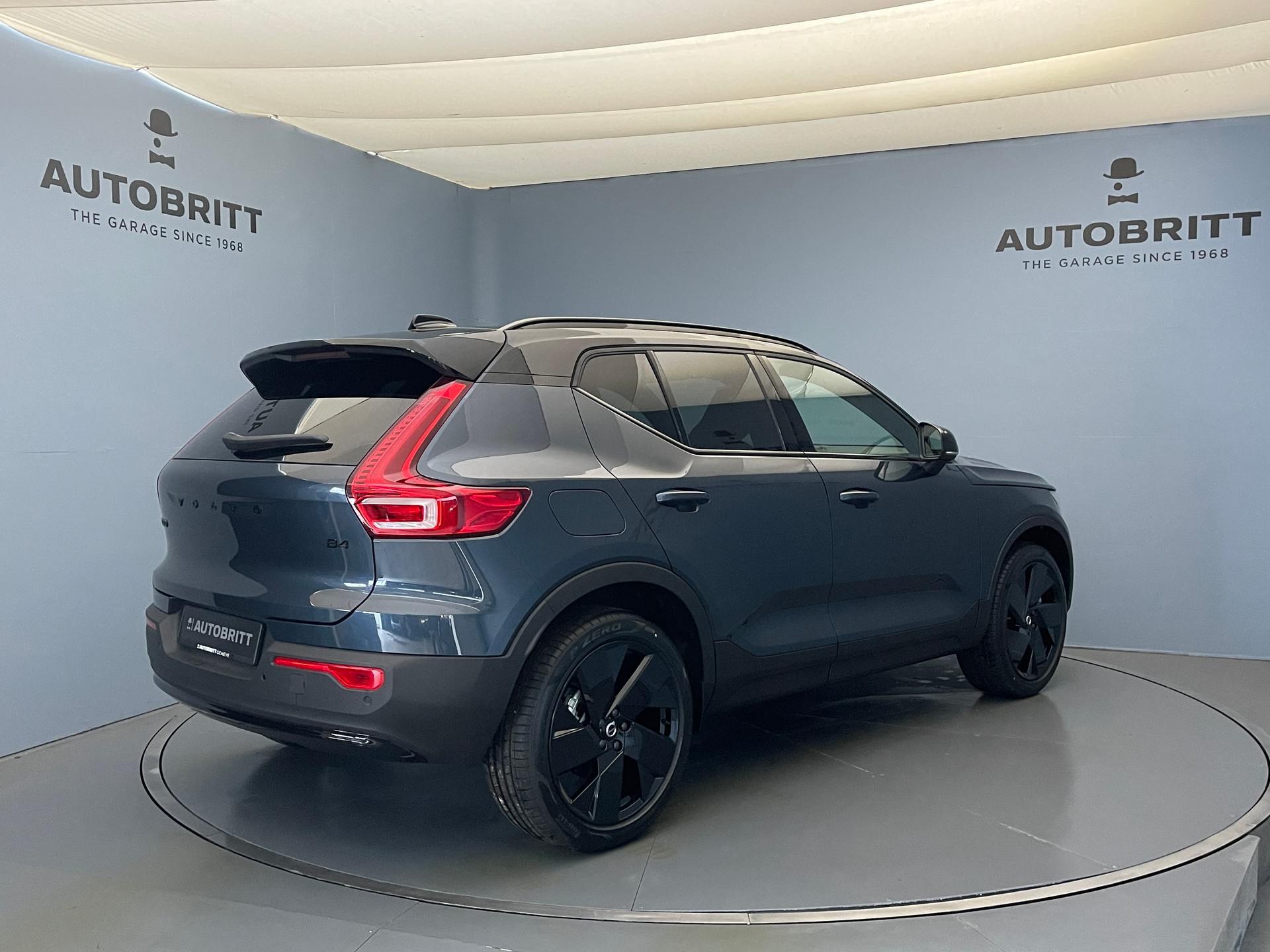 VOLVO XC40 2.0 B4 MH Black Edition-image-1