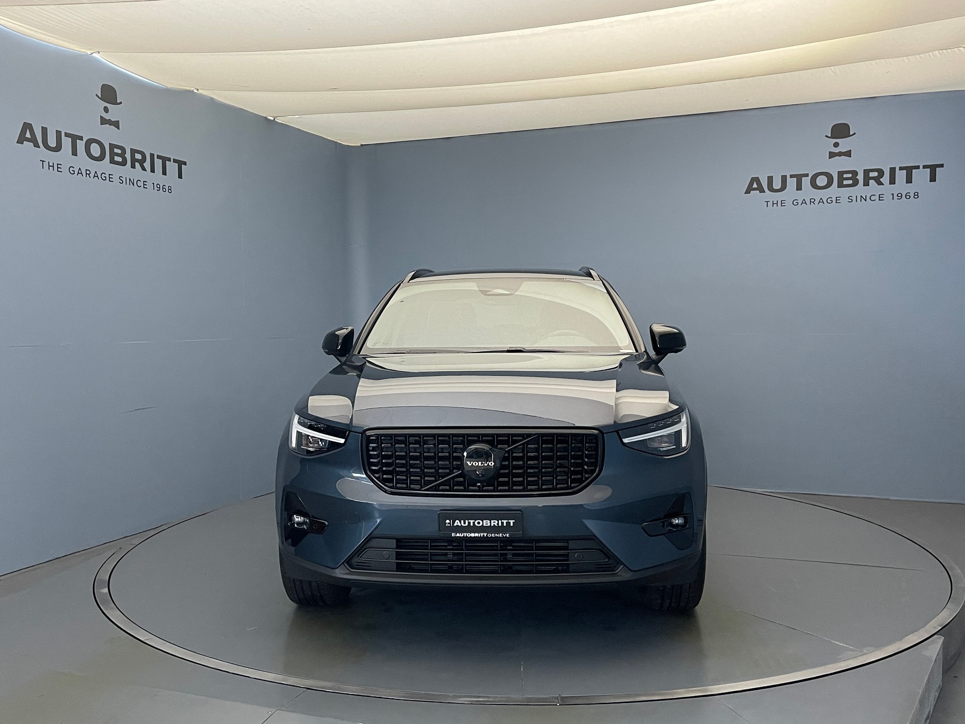 VOLVO XC40 2.0 B4 MH Black Edition-image-3