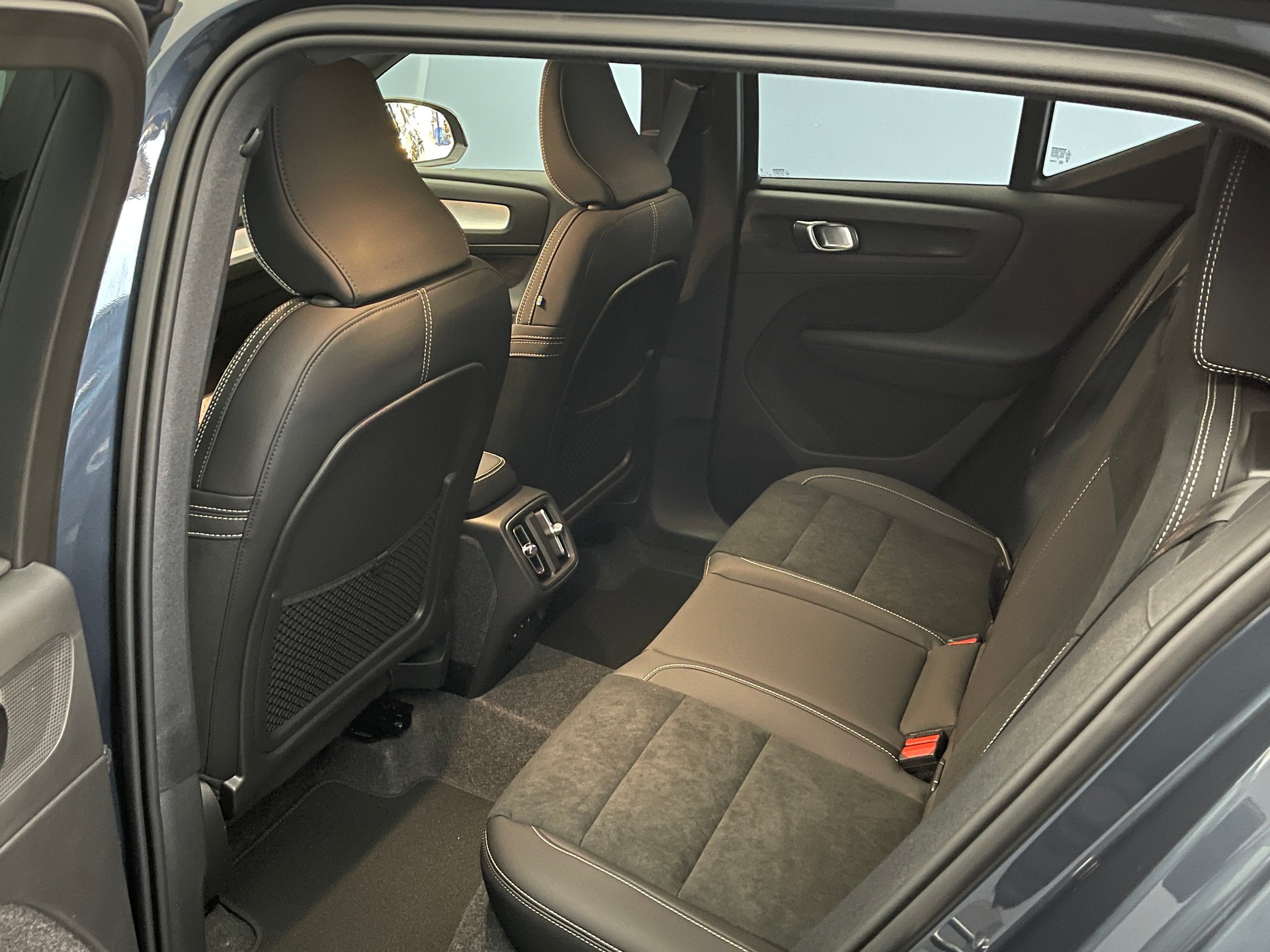 VOLVO XC40 2.0 B4 MH Black Edition-image-10