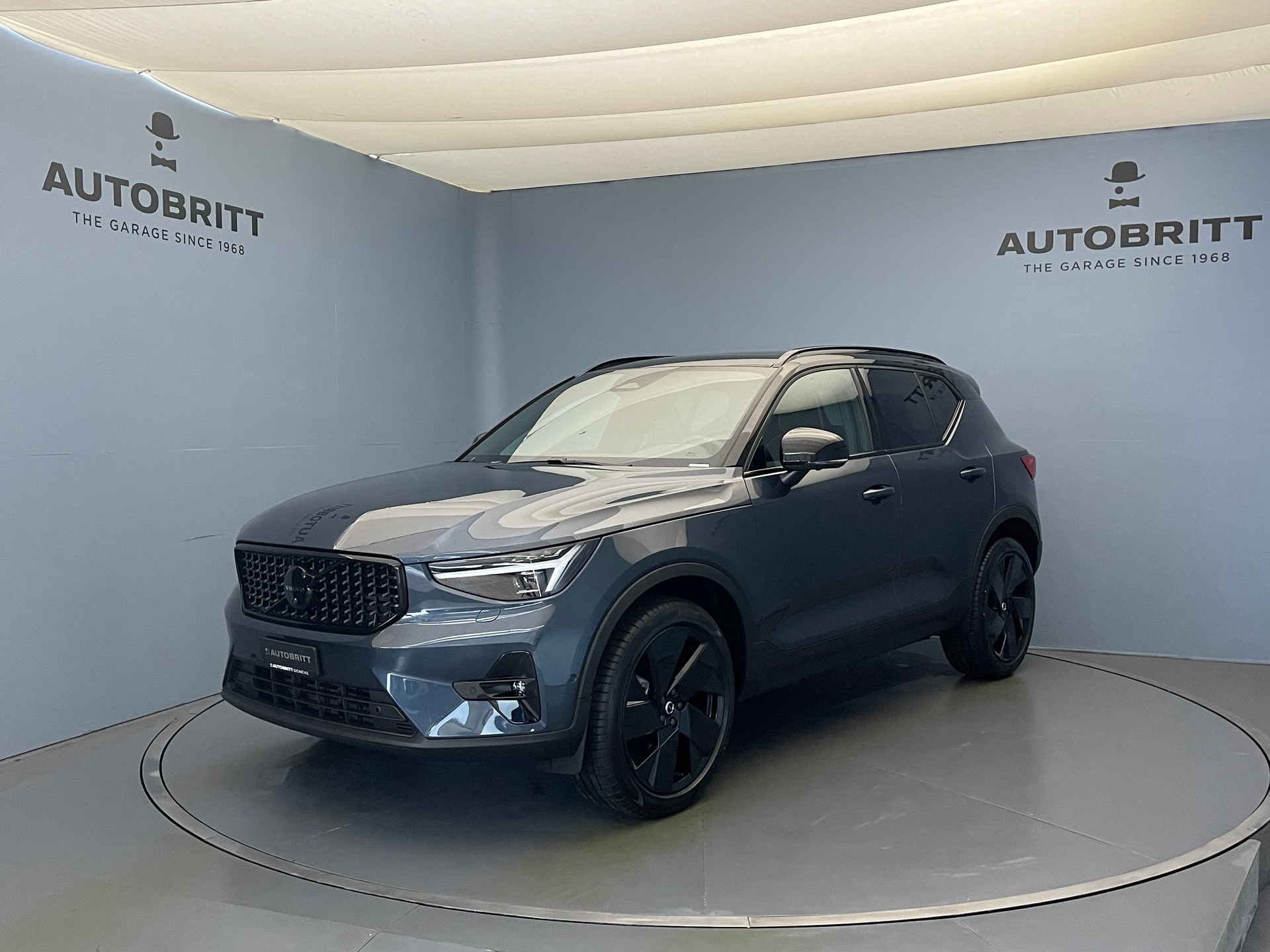 VOLVO XC40 2.0 B4 MH Black Edition-image-0
