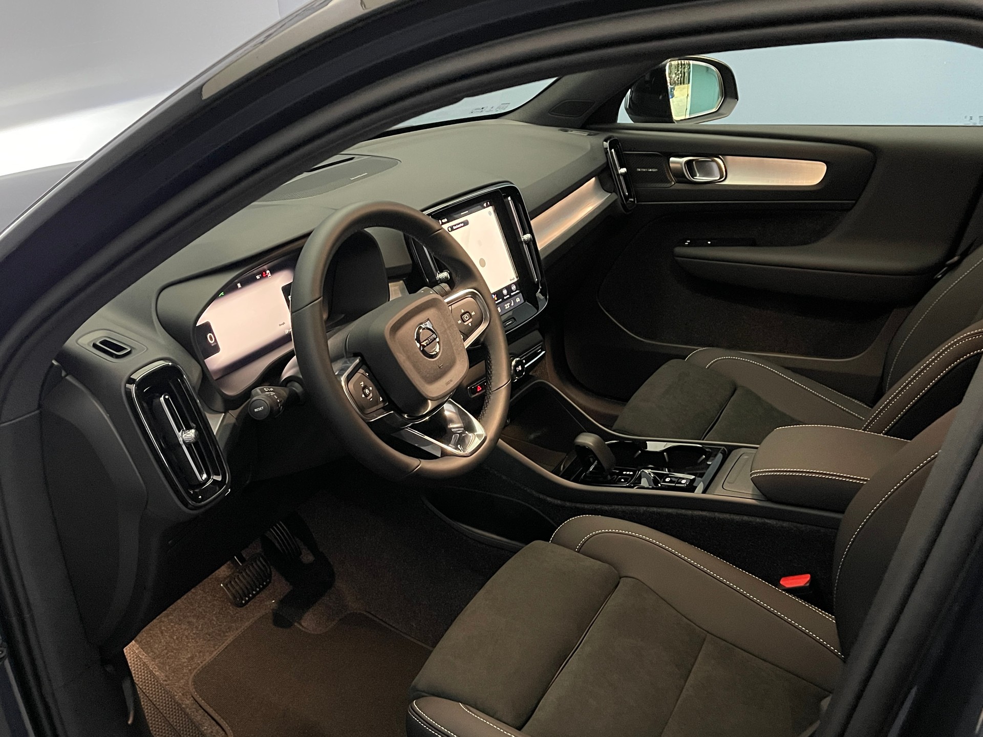 VOLVO XC40 2.0 B4 MH Black Edition-image-12