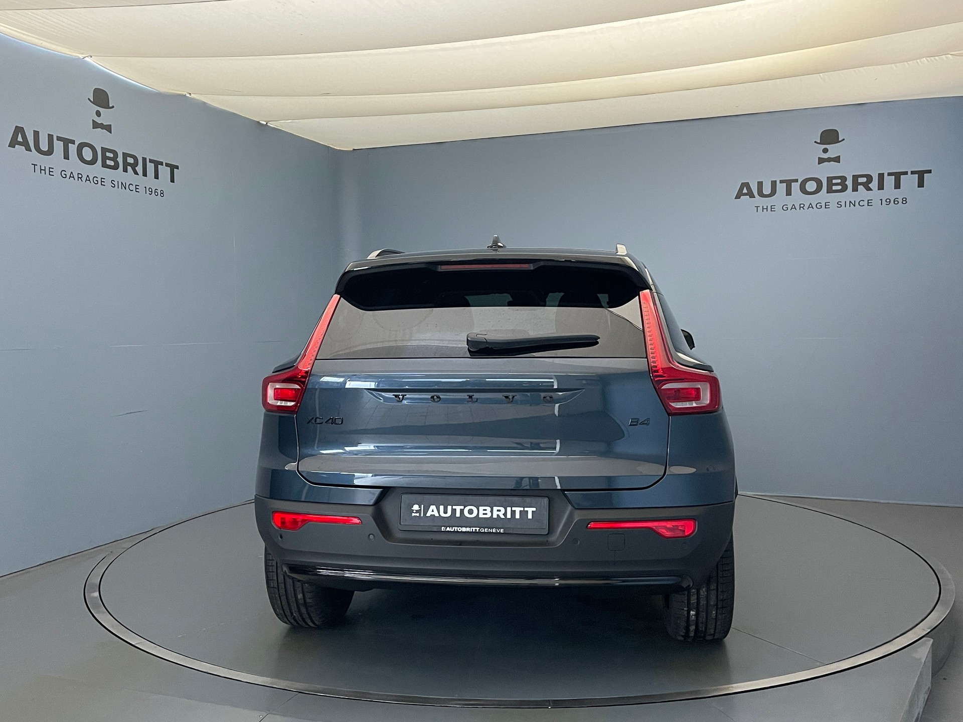 VOLVO XC40 2.0 B4 MH Black Edition-image-5