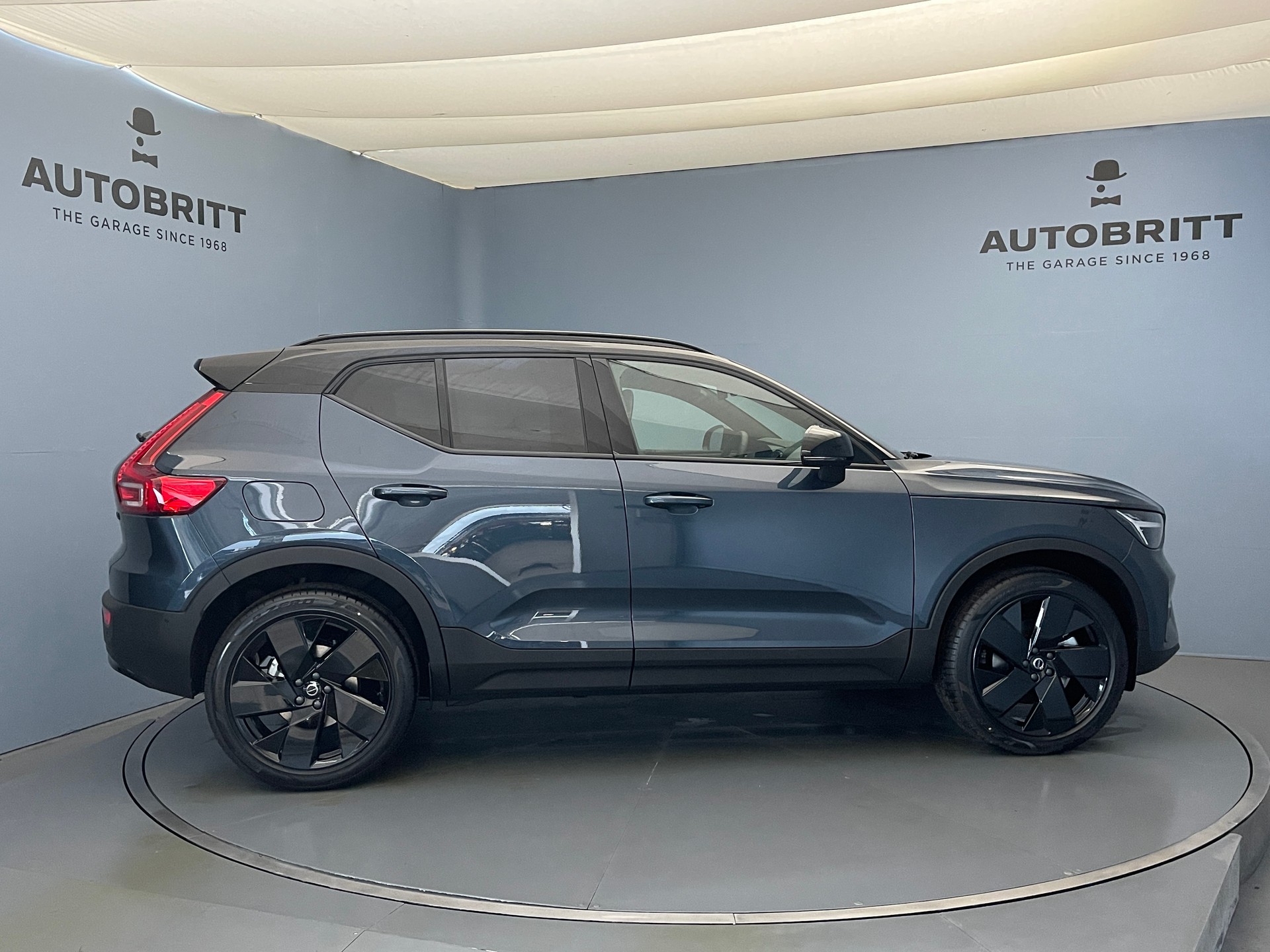 VOLVO XC40 2.0 B4 MH Black Edition-image-2