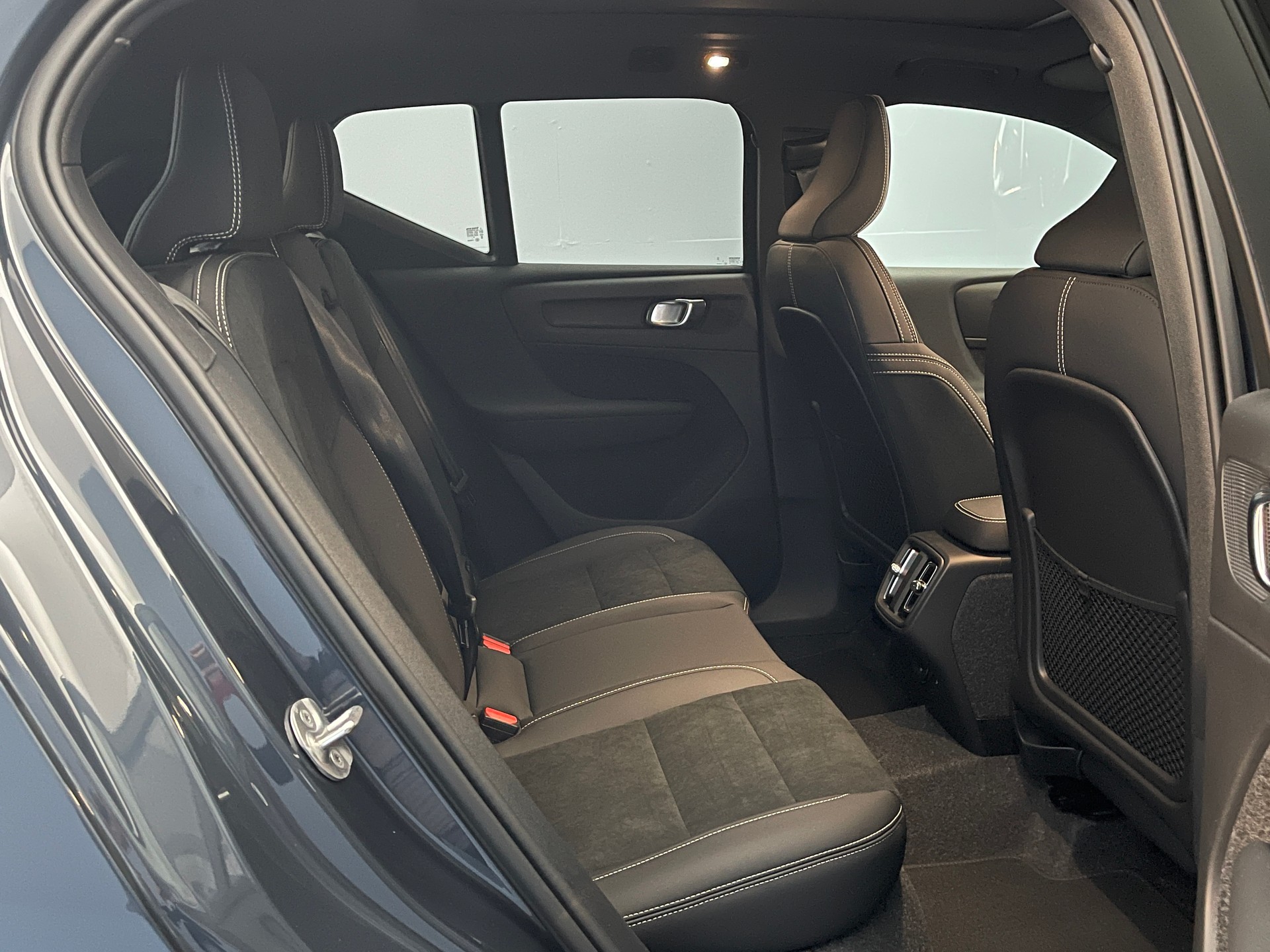 VOLVO XC40 2.0 B4 MH Black Edition-image-7