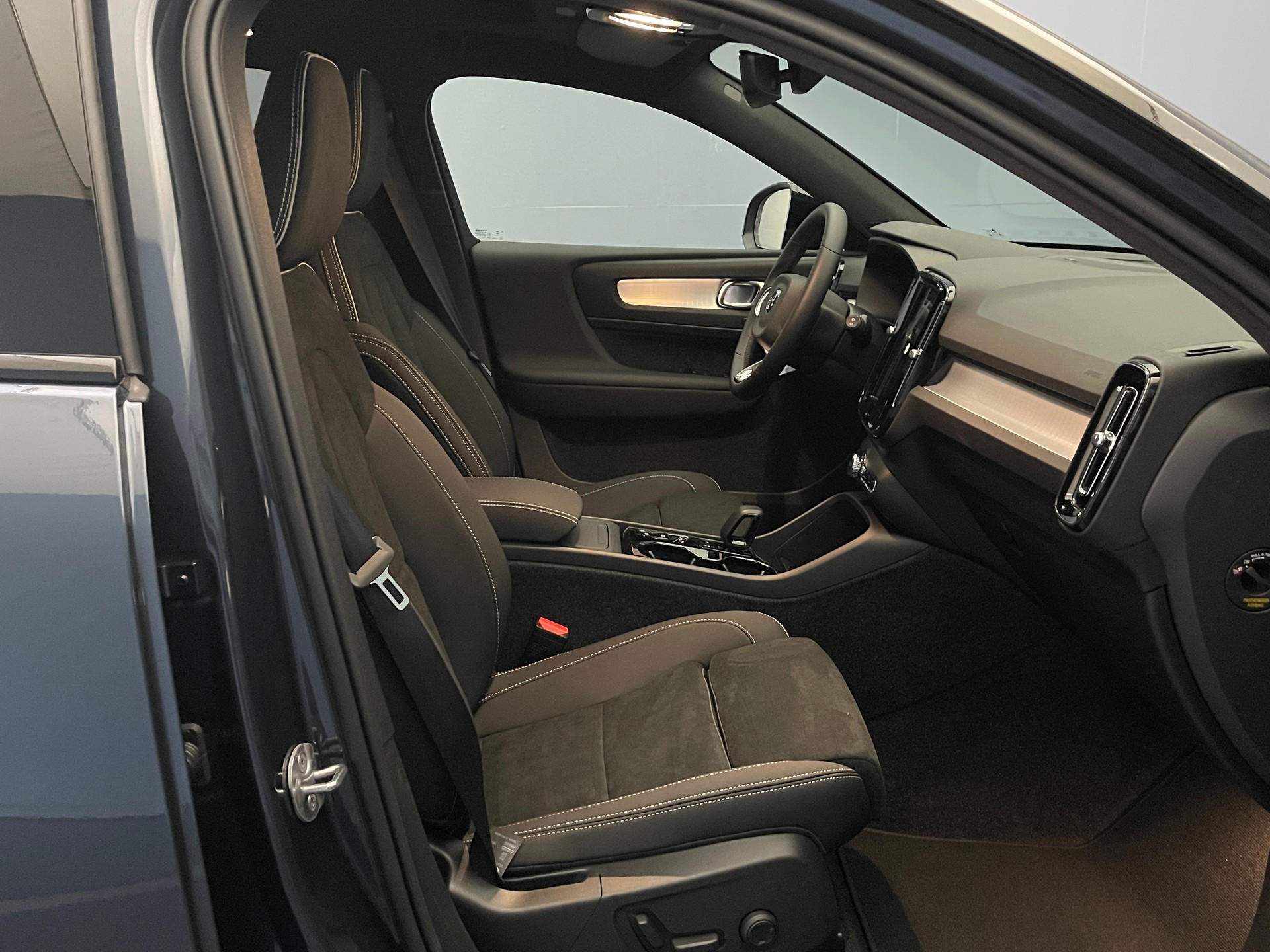 VOLVO XC40 2.0 B4 MH Black Edition-image-8