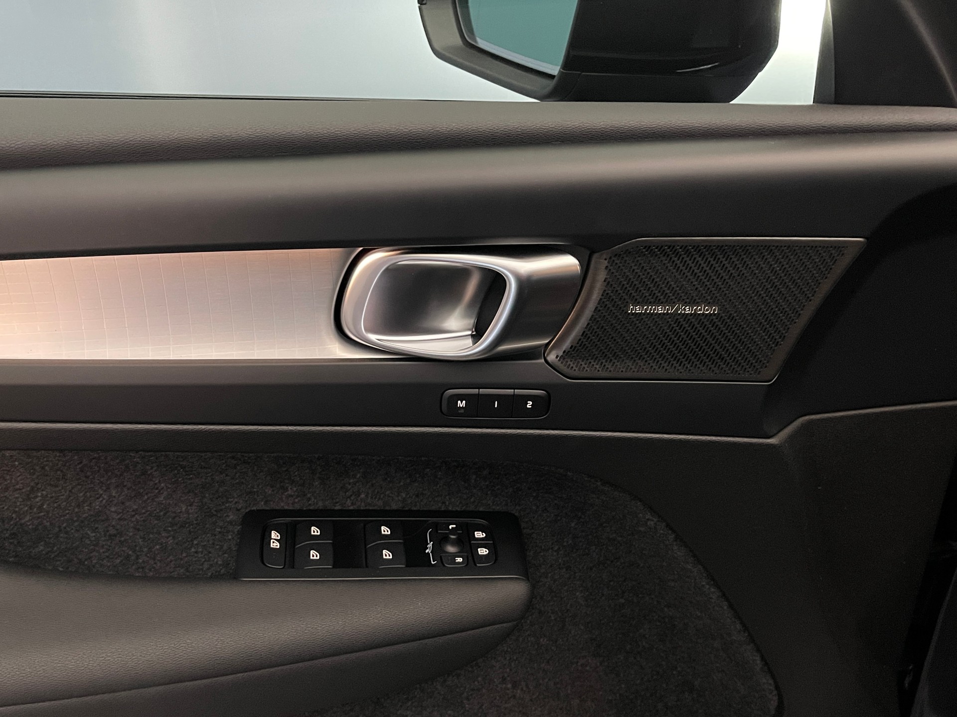 VOLVO XC40 2.0 B4 MH Black Edition-image-14