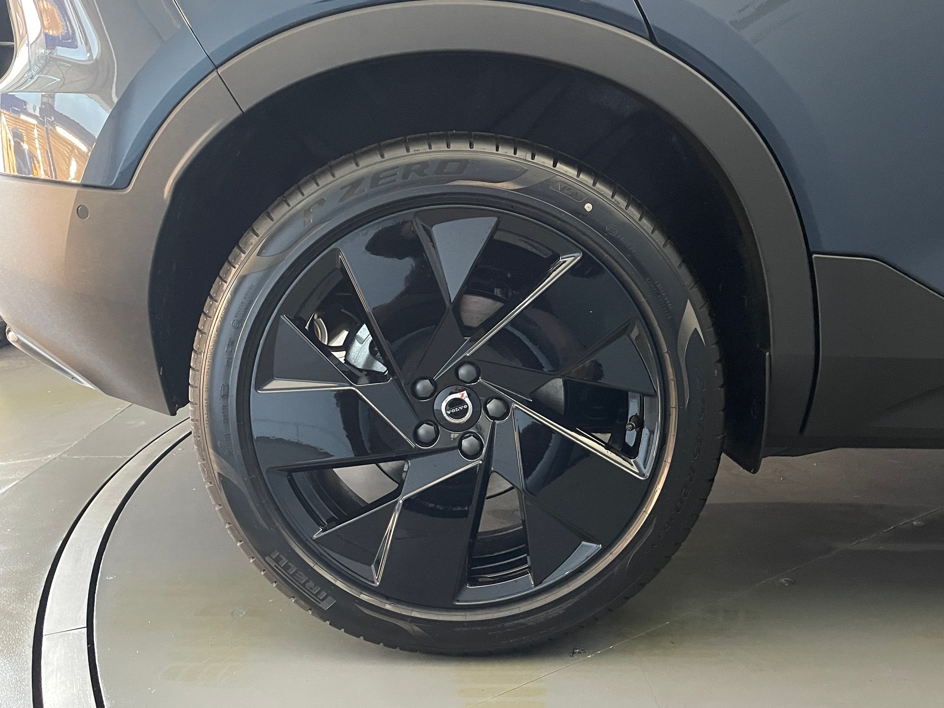 VOLVO XC40 2.0 B4 MH Black Edition-image-6
