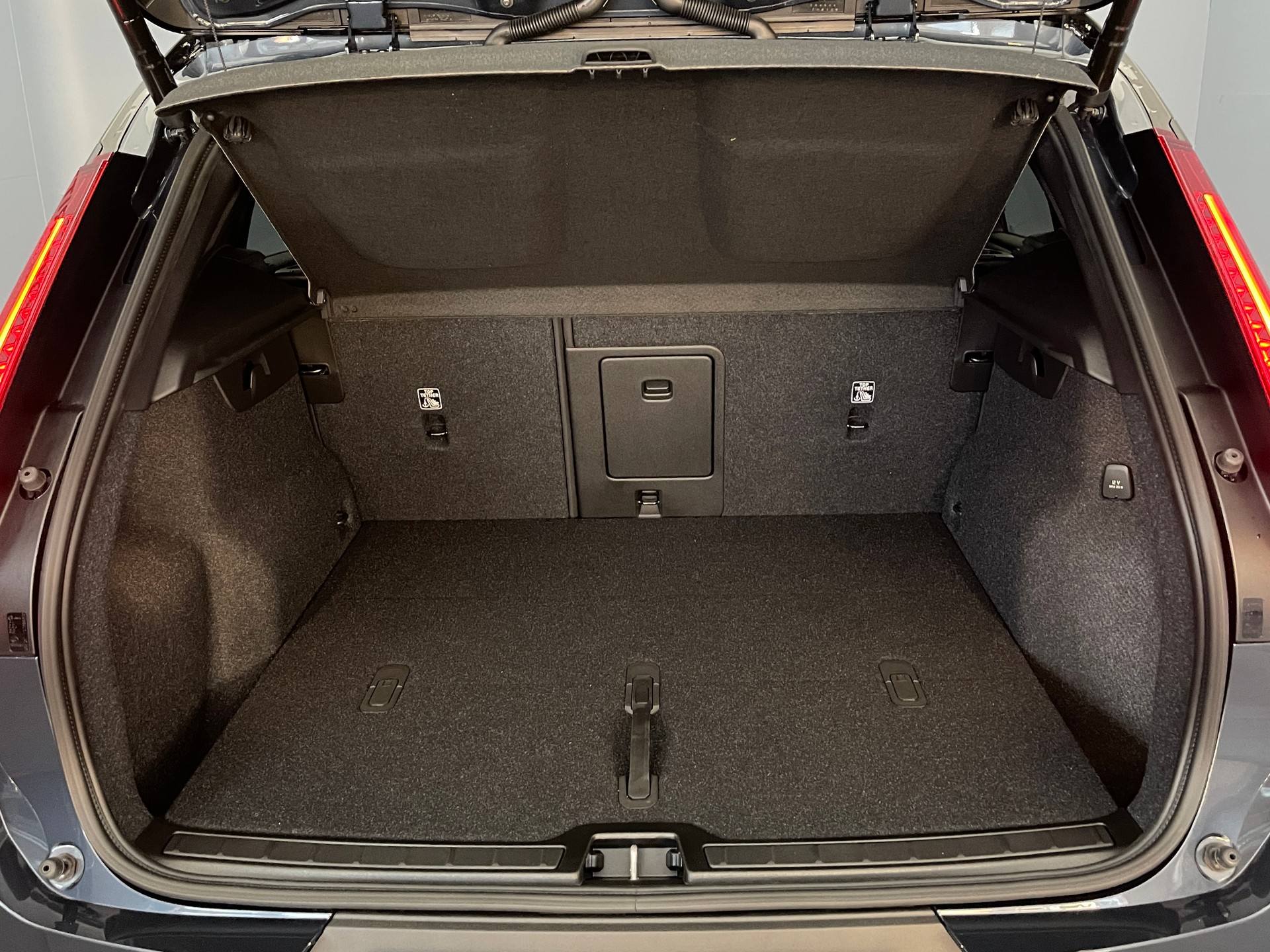 VOLVO XC40 2.0 B4 MH Black Edition-image-9