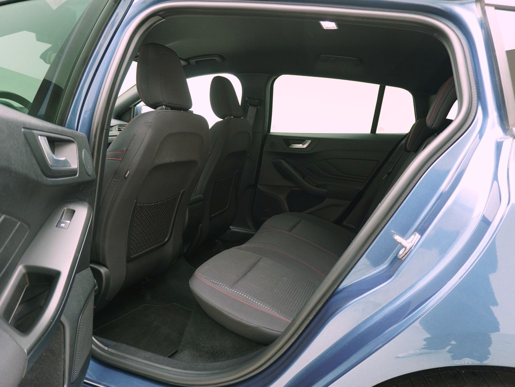 FORD Focus Station Wagon 1.0i EcoB ST-Line-image-12