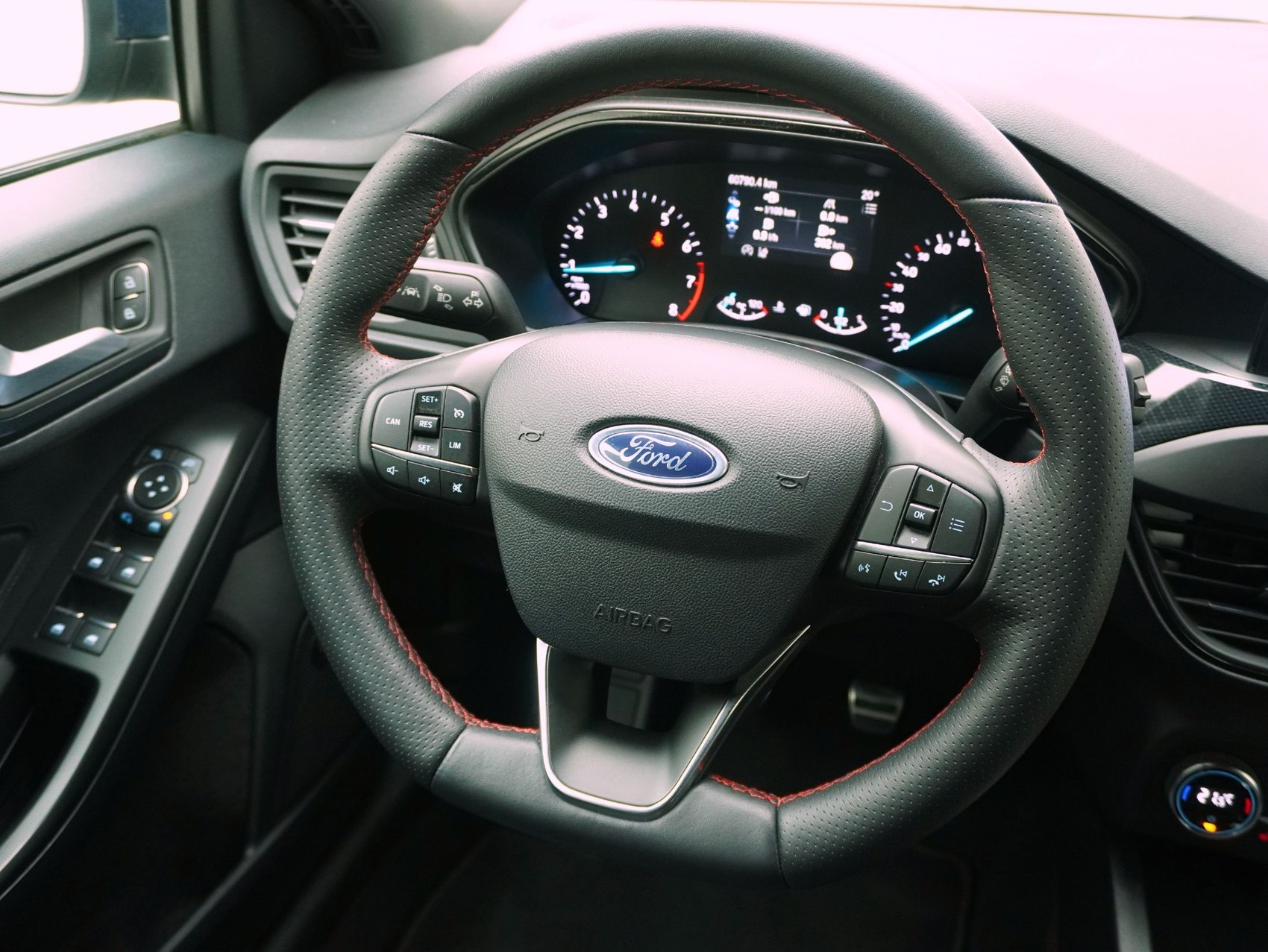FORD Focus Station Wagon 1.0i EcoB ST-Line-image-11