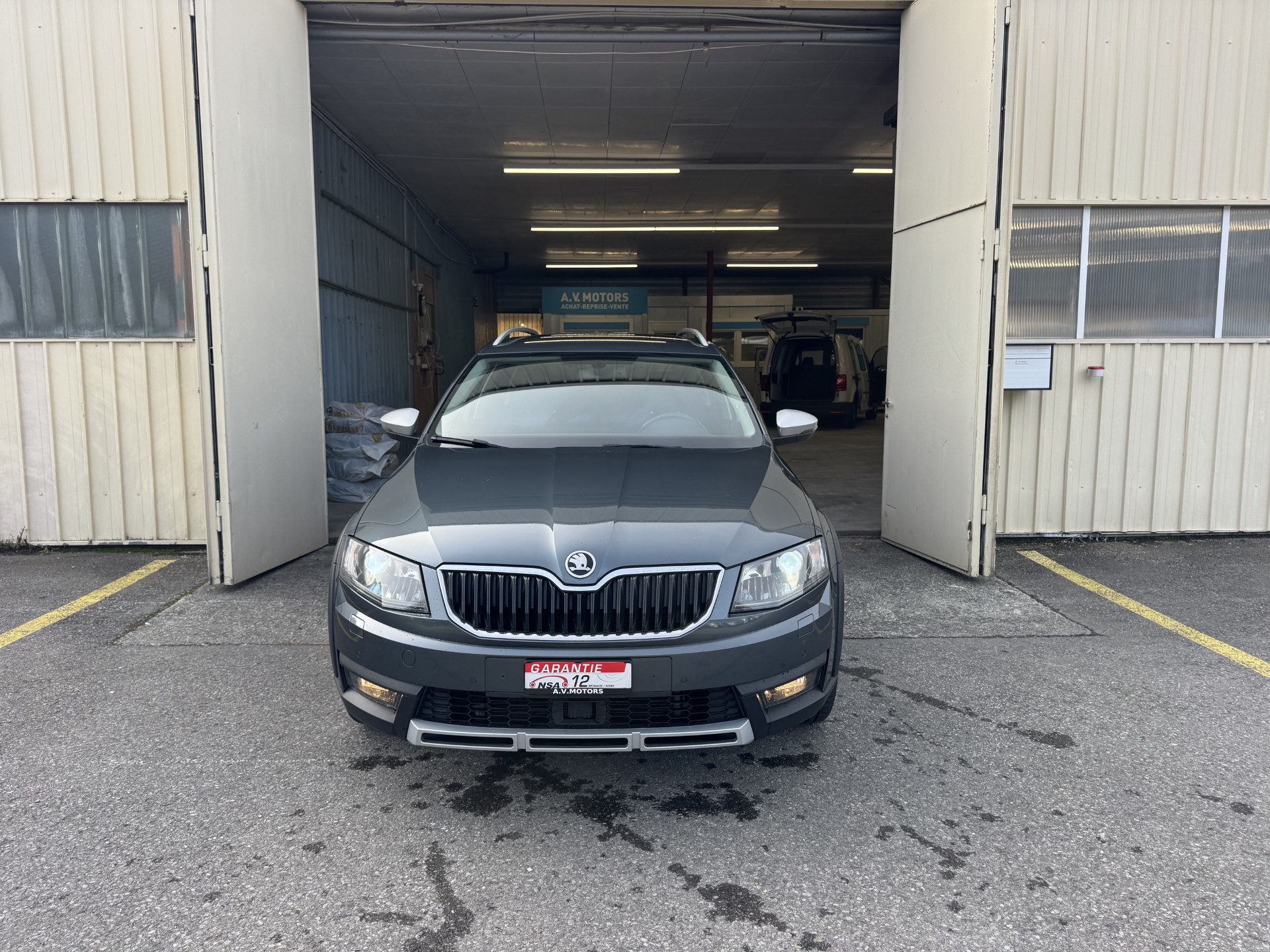 SKODA Octavia Combi 2.0 TDI Scout 4x4 DSG-image-2