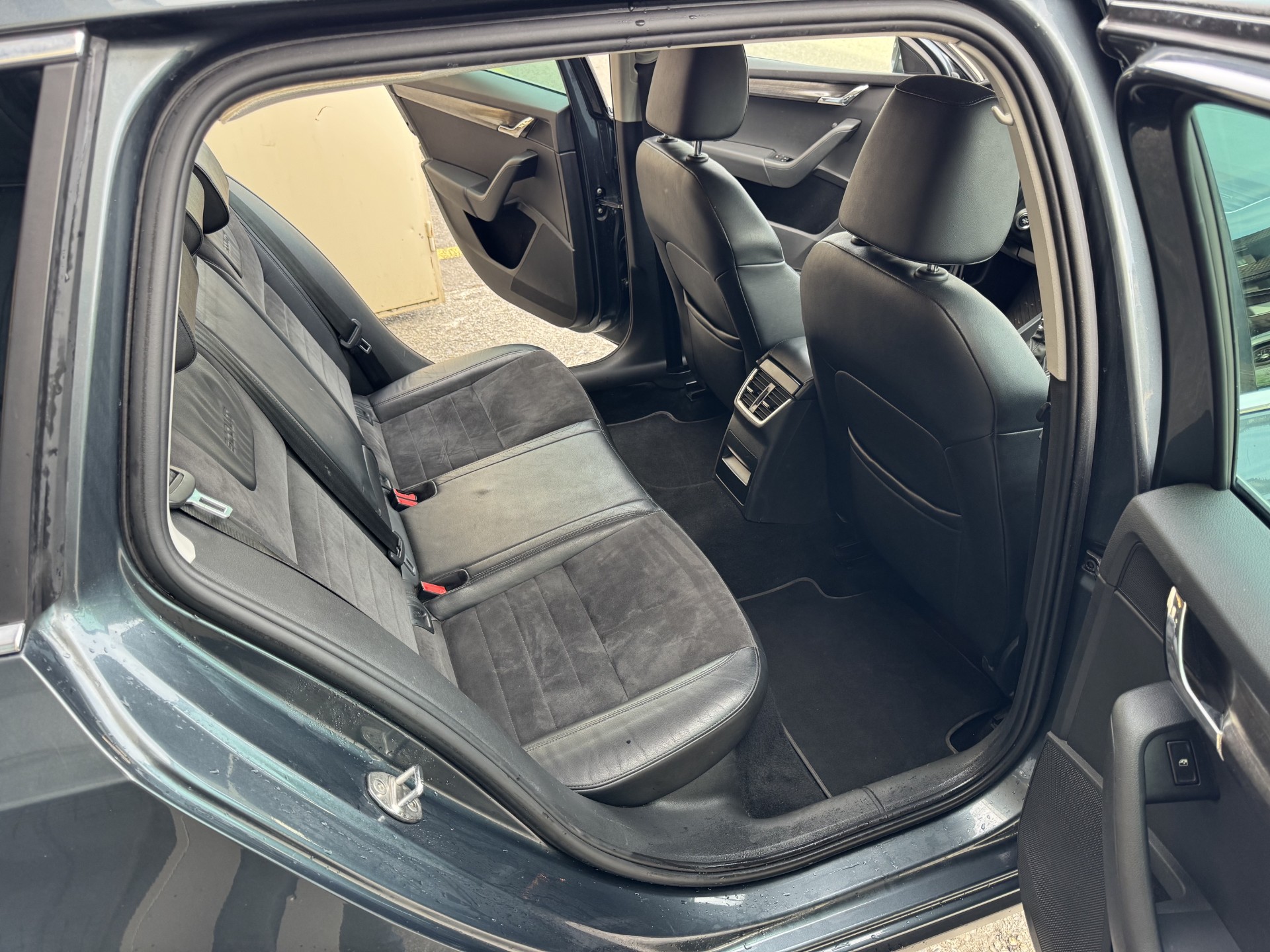 SKODA Octavia Combi 2.0 TDI Scout 4x4 DSG-image-12