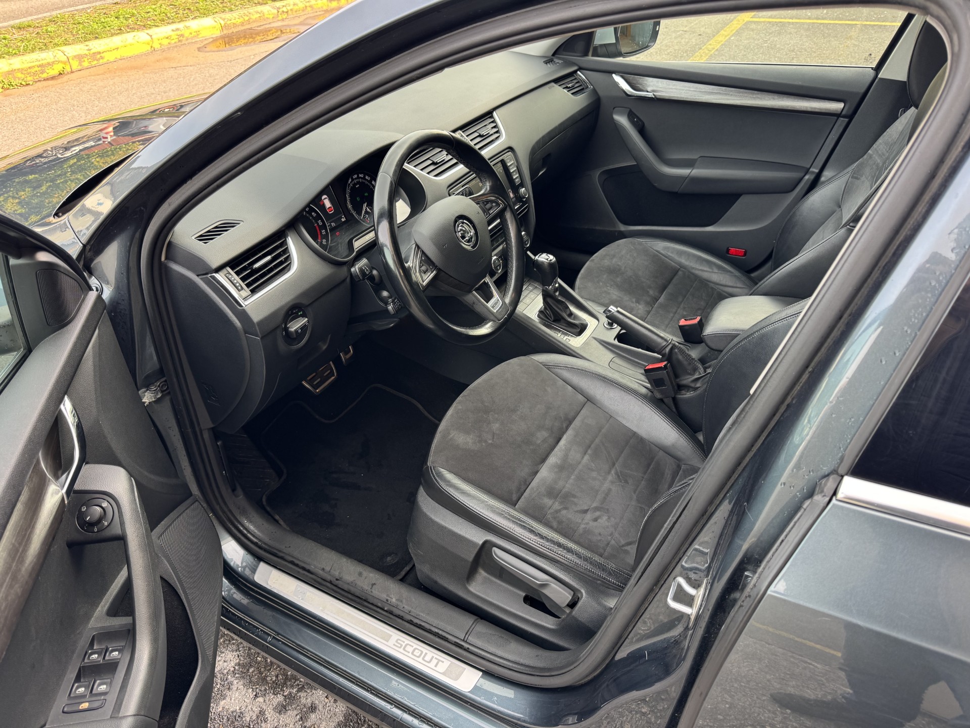 SKODA Octavia Combi 2.0 TDI Scout 4x4 DSG-image-8